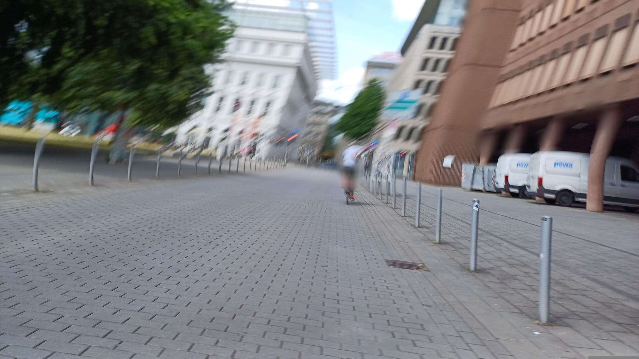 Street view near Holiday Inn, Düsseldorf — © Hambo (CC BY-SA · Mapillary)