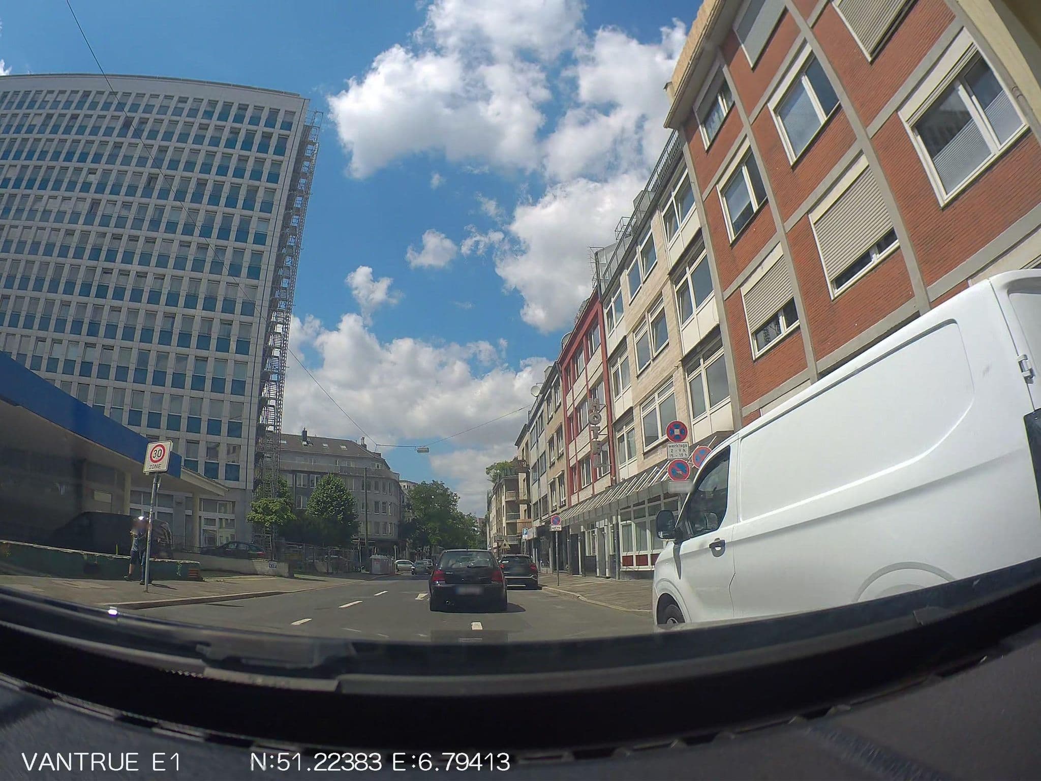 Street view near Goldenberg Günter, Düsseldorf — © hiwi234 (CC BY-SA · Mapillary)