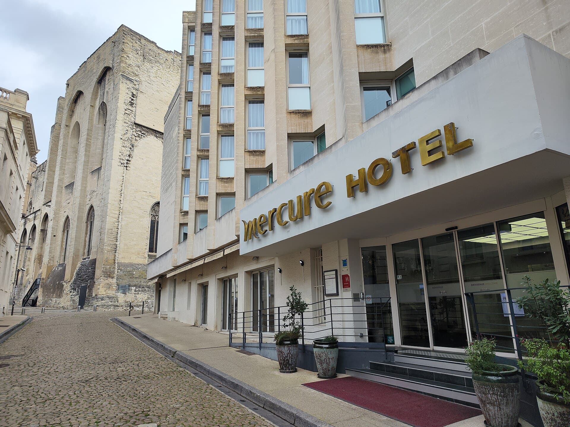 Hôtel Mercure Avignon Centre Palais des Papes (via Wikimedia Commons, CC BY-SA 3.0)