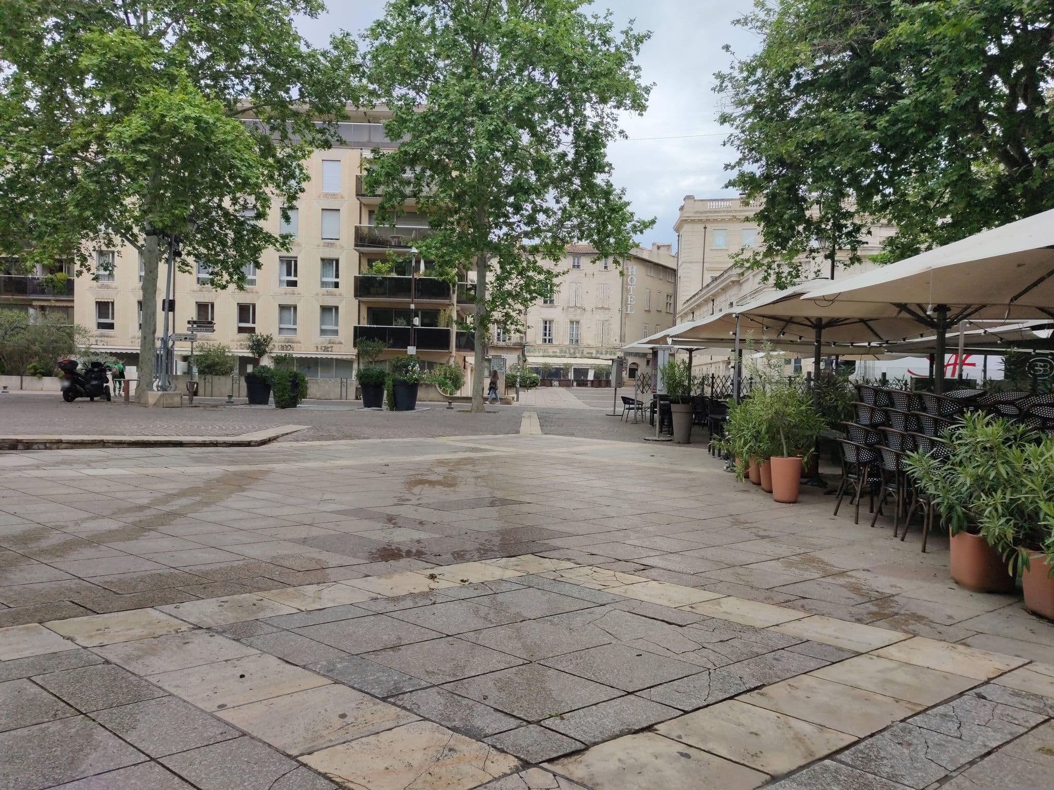 Street view near Hôtel Kyriad Palais des Papes, Avignon — © zimmy (CC BY-SA · Mapillary)