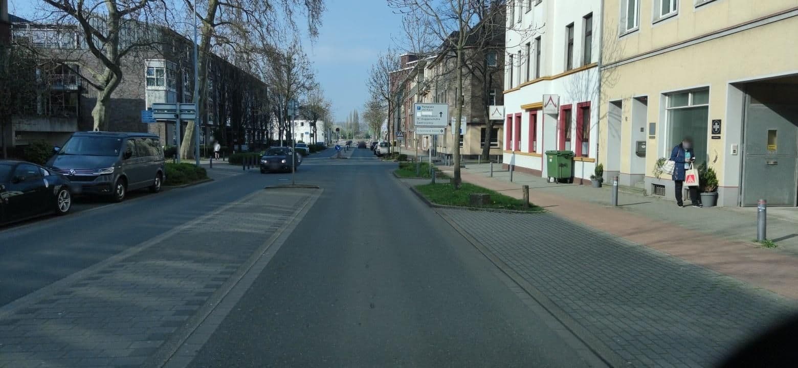 Street view near Stresemannstrasse 4, Duisburg — © LouCipher (CC BY-SA · Mapillary)