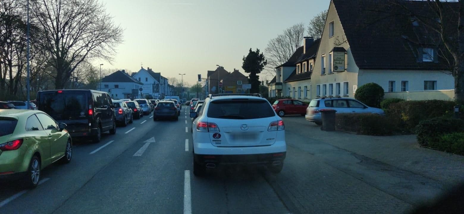 Street view near Zum Schwarzen Ferkel Hotel und Restaurant, Dinslaken — © LouCipher (CC BY-SA · Mapillary)