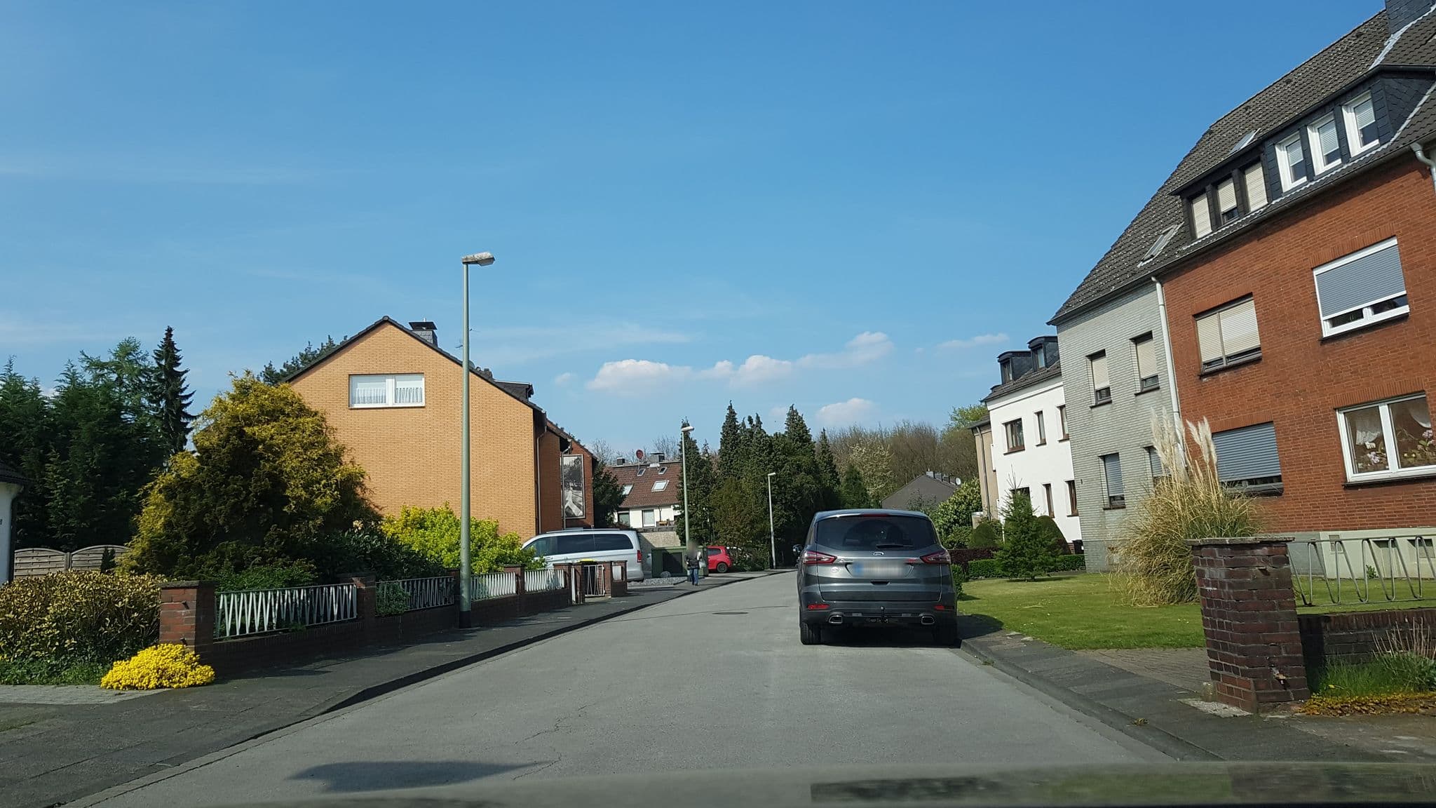 Street view near Kleiner Ruhrpott Katrin Schmeißer, Hochfeld — © rororo (CC BY-SA · Mapillary)