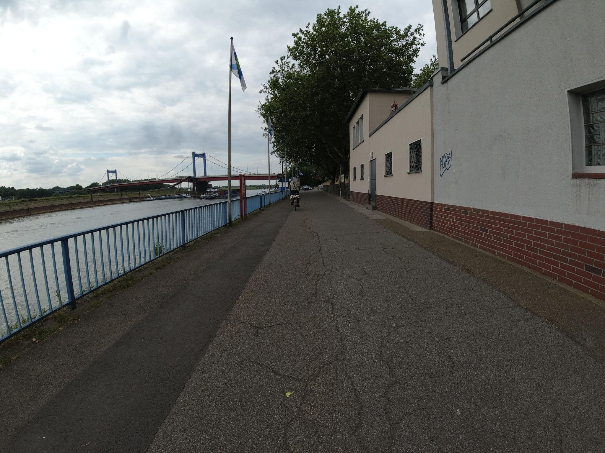 Street view near Hotelschiff Amadeus Duisburg, Meiderich — © ralrei (CC BY-SA · Mapillary)