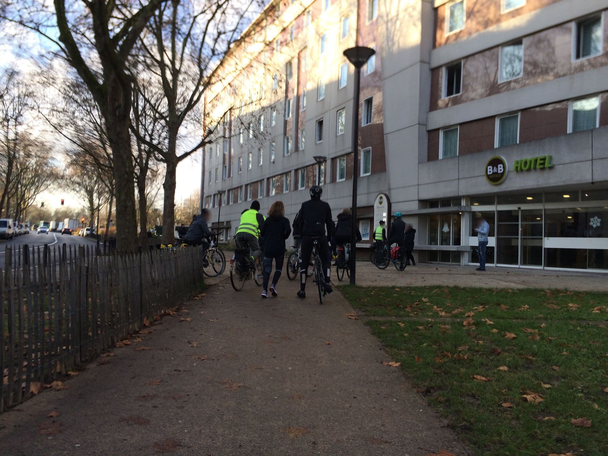 Street view near B&B Hôtel, Malakoff — © josmougn (CC BY-SA · Mapillary)