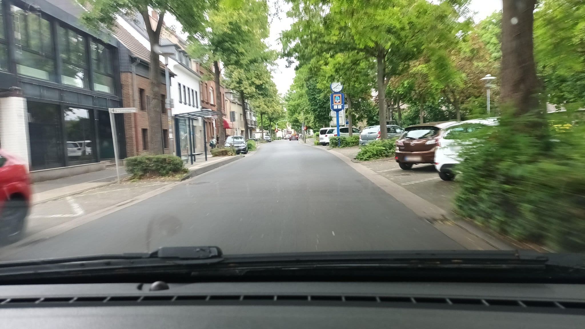Street view near Boarding-House Appartel-Garni, Burgpark Efferen, Hürth — © Feuerundwasser (CC BY-SA · Mapillary)