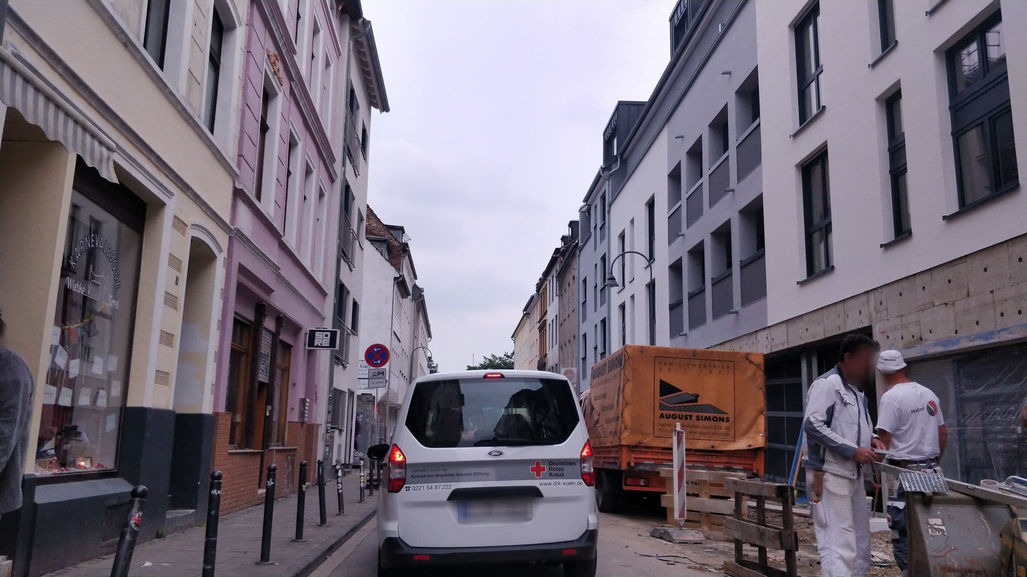 Street view near HSL Hotel Service Leasing GmbH, Neuehrenfeld — © raymond (CC BY-SA · Mapillary)