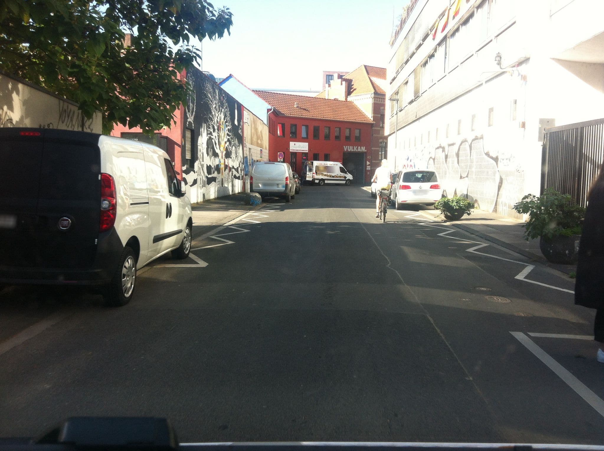 Street view near Lighthouse Histel, Neuehrenfeld — © raymond (CC BY-SA · Mapillary)