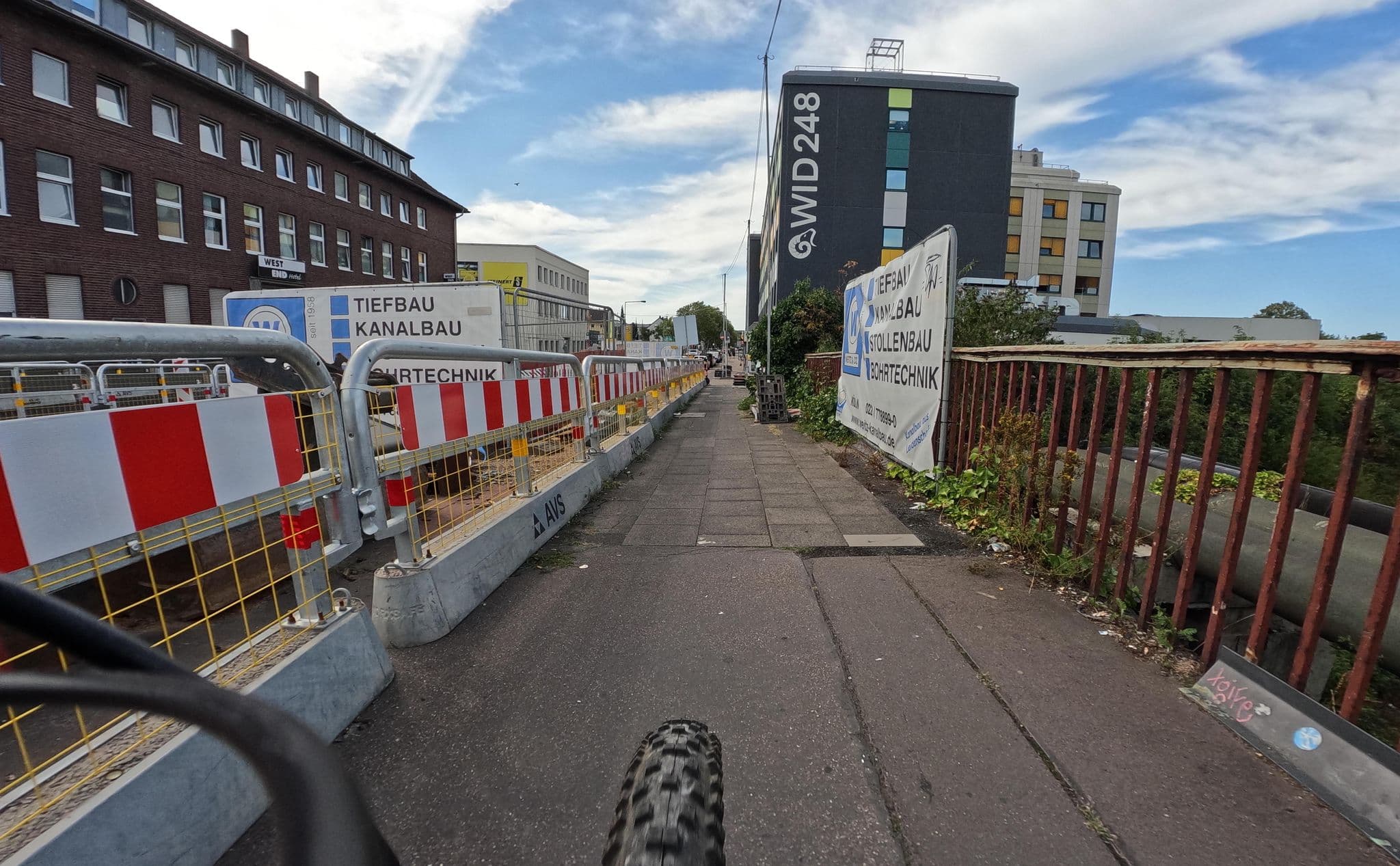 Street view near Westend Hotel, Ossendorf — © countzero5 (CC BY-SA · Mapillary)