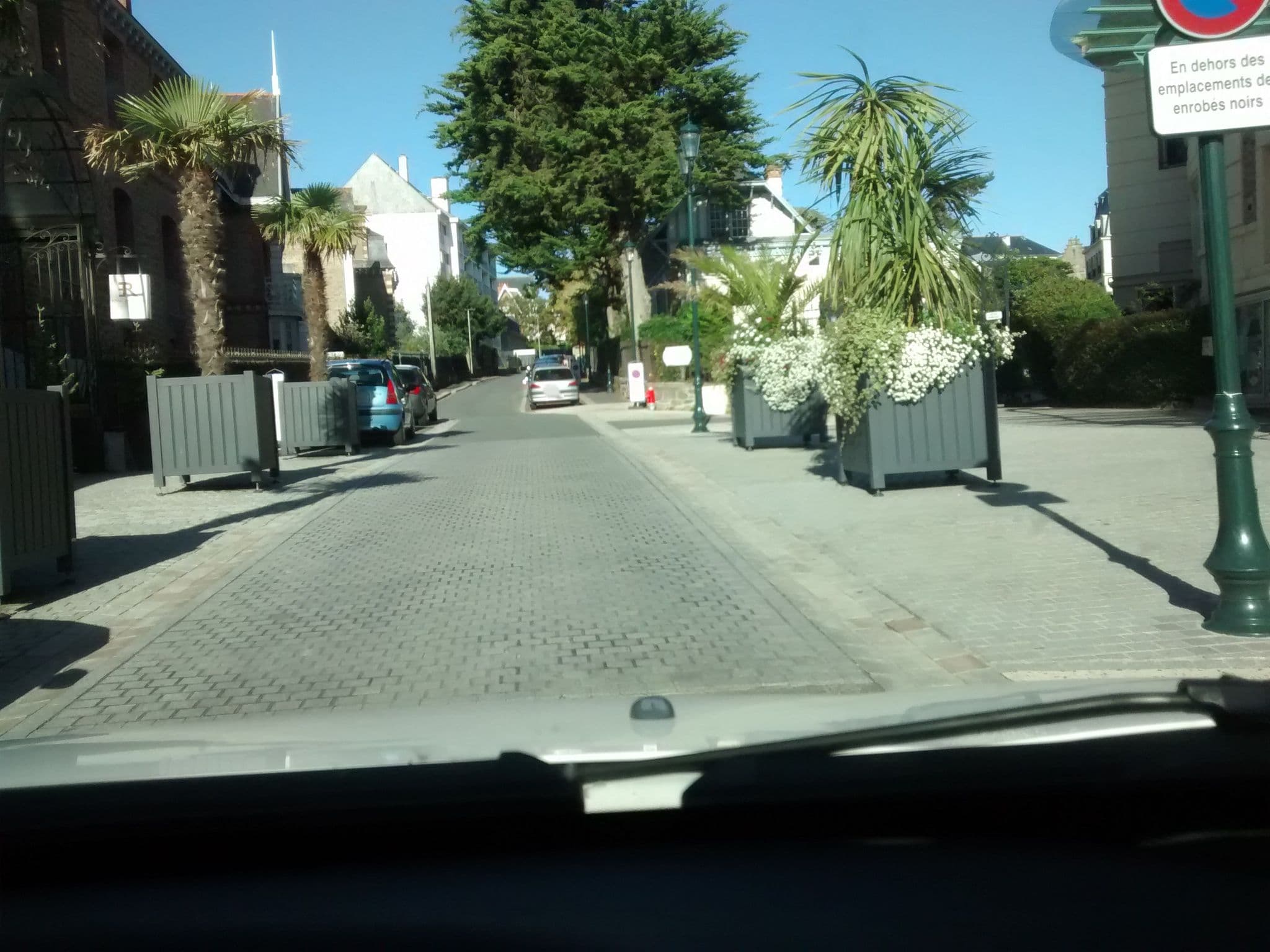 Street view near Hôtel Royal Émeraude, Dinard — © mgageo (CC BY-SA · Mapillary)