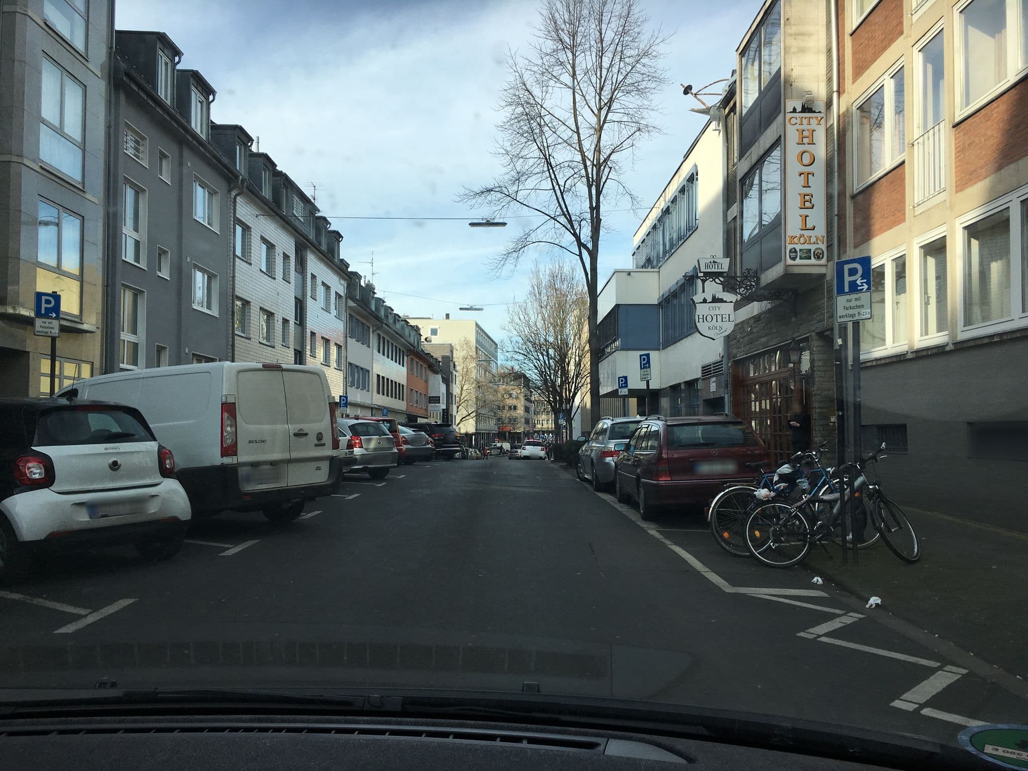 Street view near Le Chateau Hotel & Restaurant, Köln — © noel (CC BY-SA · Mapillary)