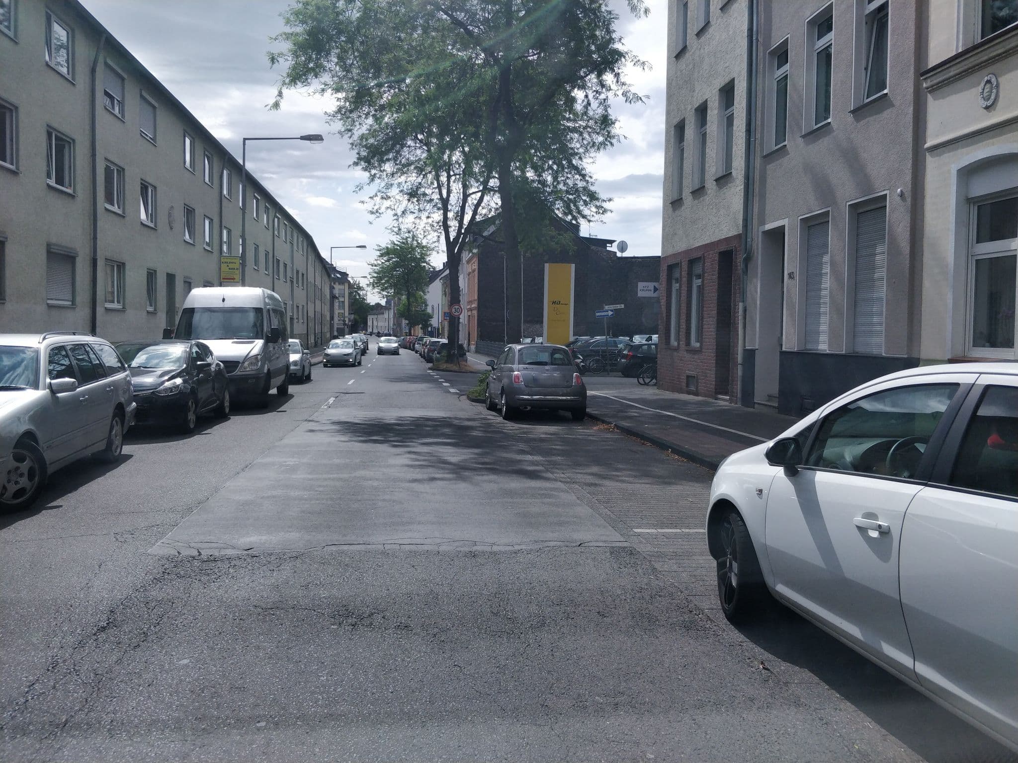 Street view near stadtzimmer.de - Die private Zimmervermietung am Rande der Kölner Innenstadt, Neuehrenfeld — © raymond (CC BY-SA · Mapillary)