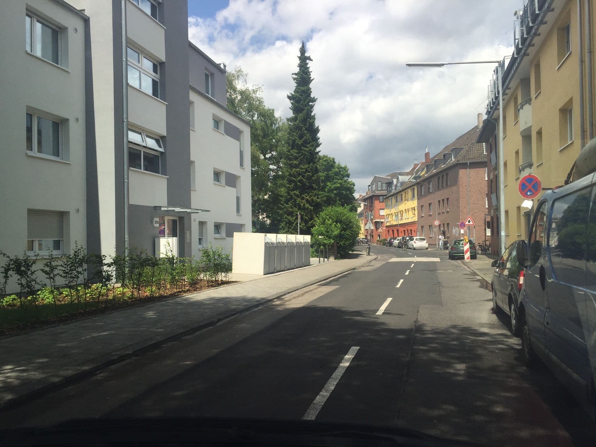 Street view near Frauen-Zimmer, Neuehrenfeld — © canadarunner (CC BY-SA · Mapillary)