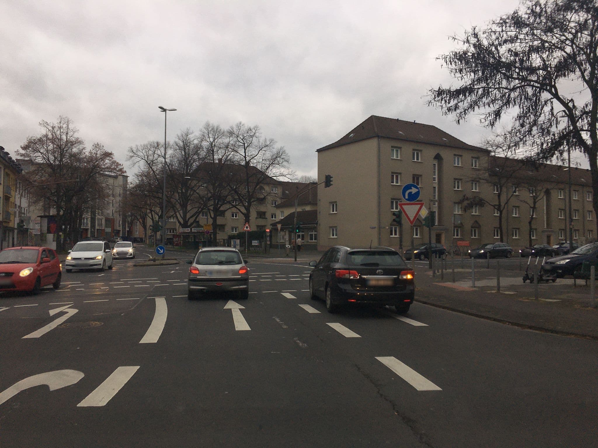 Street view near Weidenpescher Hof, Nippes — © raymond (CC BY-SA · Mapillary)