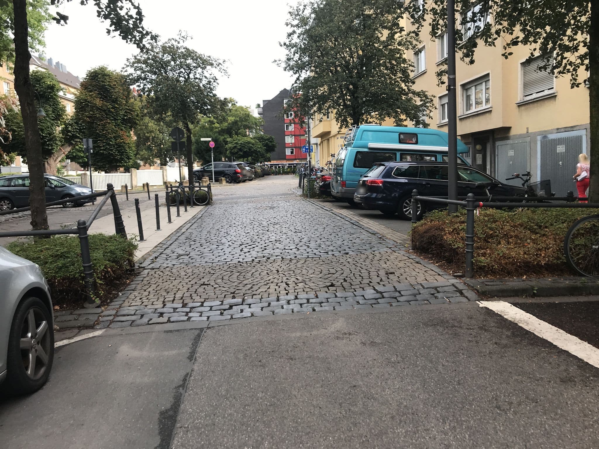 Street view near Alt Deutz-Direkt A.D.Kölnarena+Messe, Deutz — © geoengtechel (CC BY-SA · Mapillary)