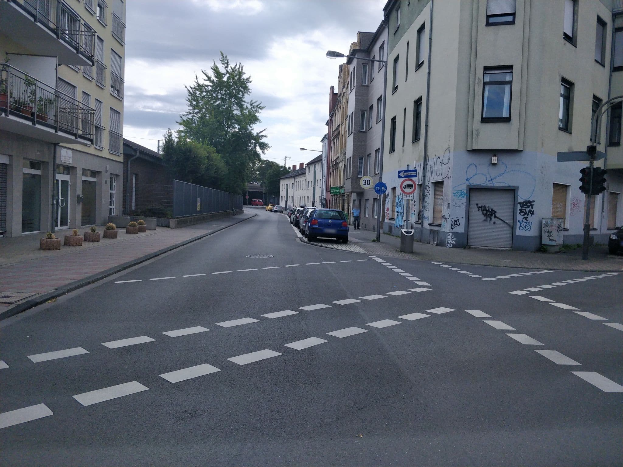 Street view near Shiva's CityAparthotel, Neuehrenfeld — © raymond (CC BY-SA · Mapillary)