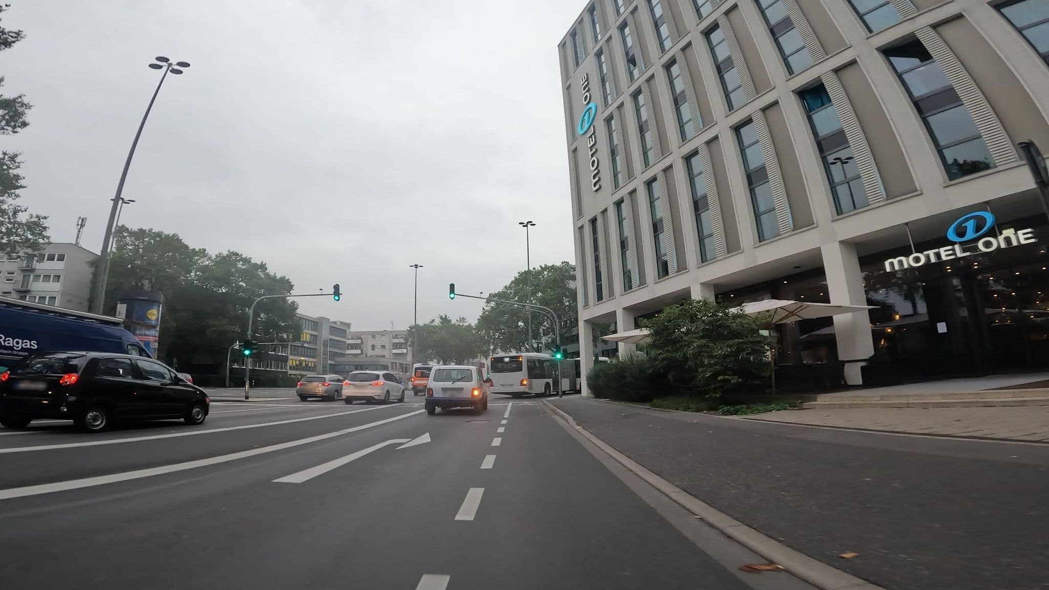 Street view near Motel One Köln-Waidmarkt, Köln — © marccologne (CC BY-SA · Mapillary)