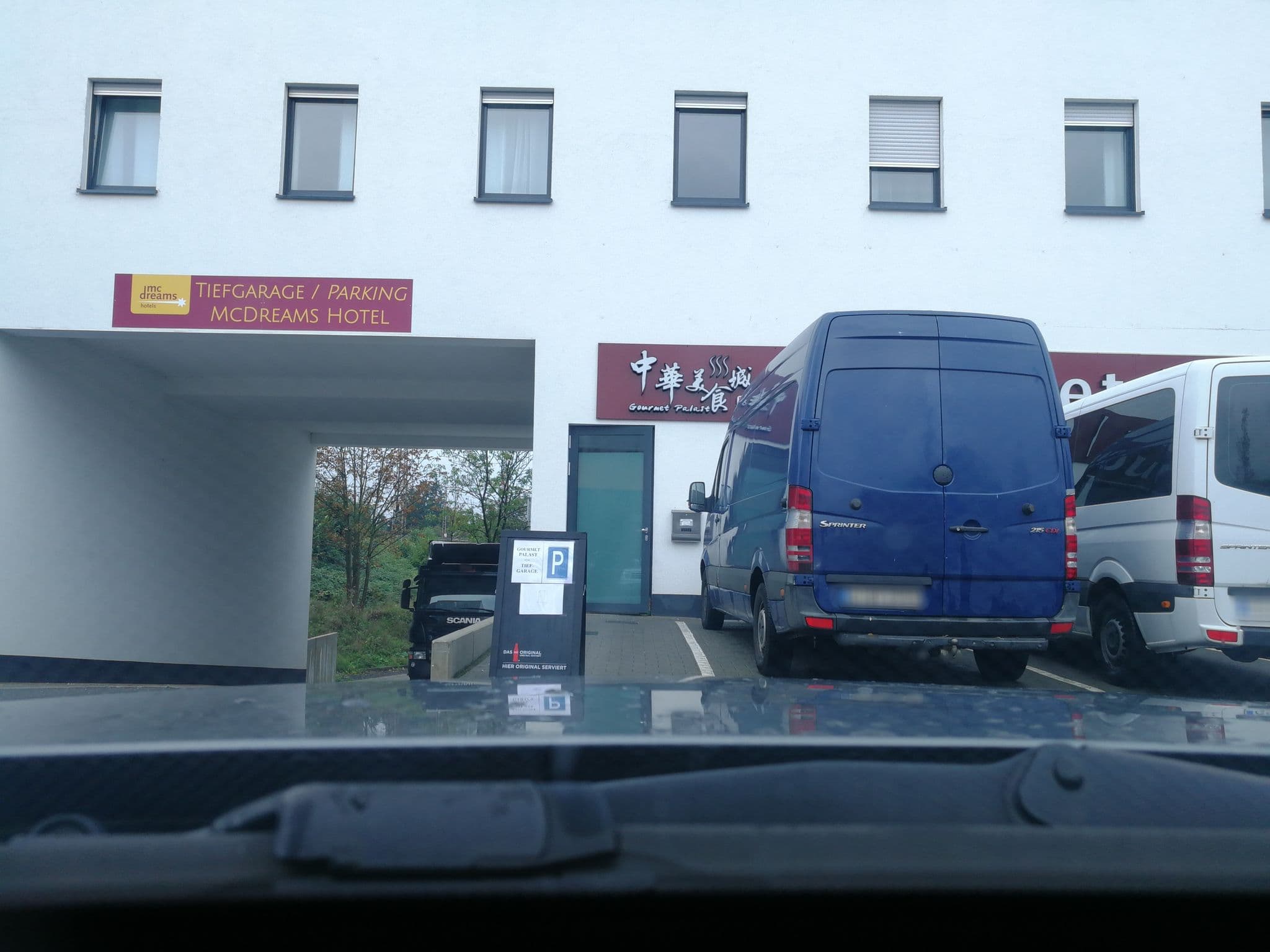 Street view near McDreams Hotel Düsseldorf-City, Wersten — © jenz (CC BY-SA · Mapillary)