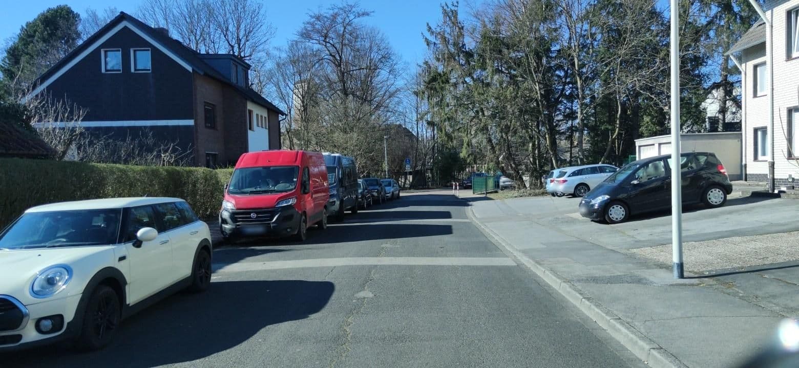 Street view near Hotel Wiedenhof, Hilden — © LouCipher (CC BY-SA · Mapillary)