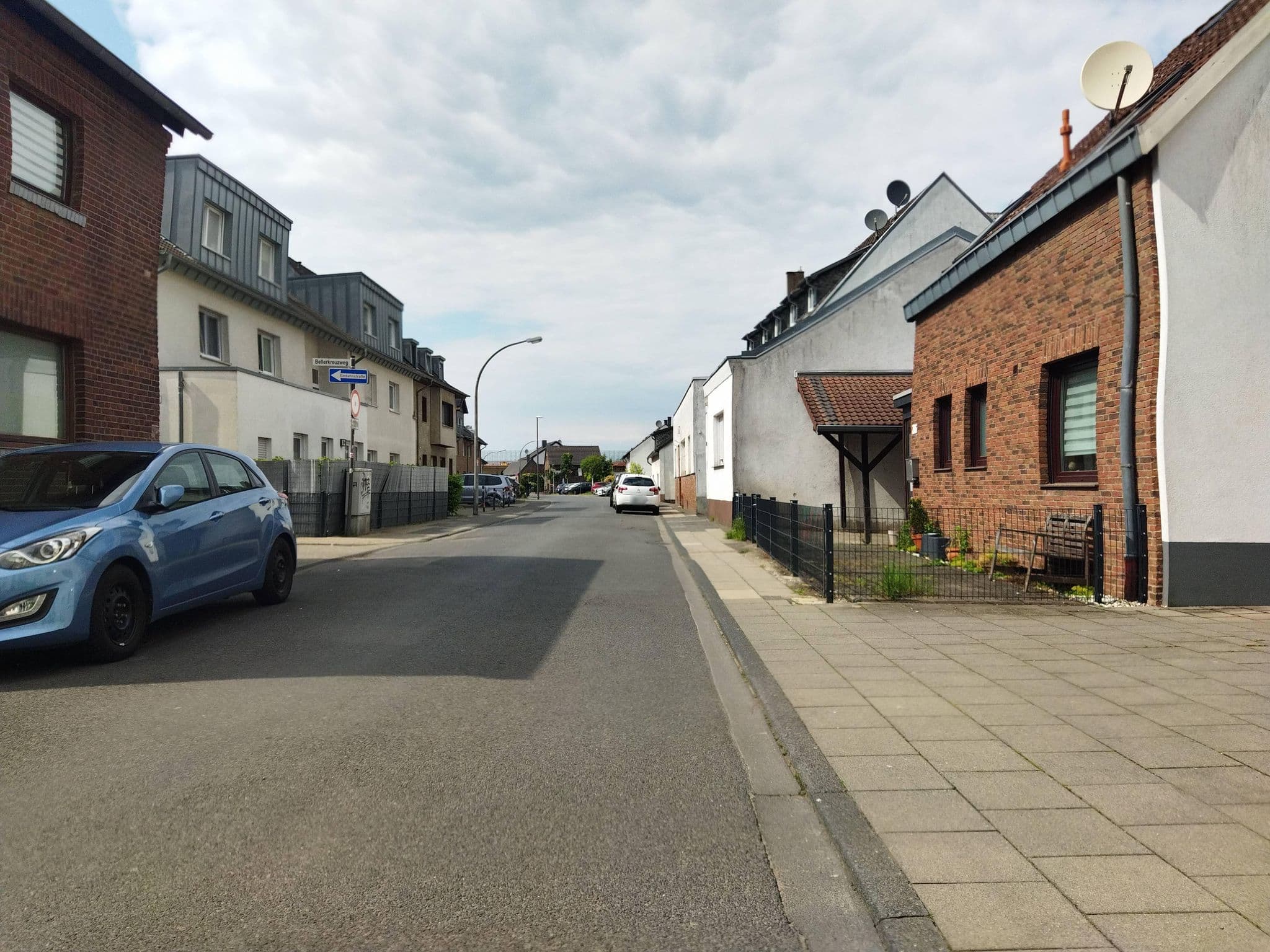 Street view near phantasiahuisje jins 99, Leverkusen — © changchun1 (CC BY-SA · Mapillary)