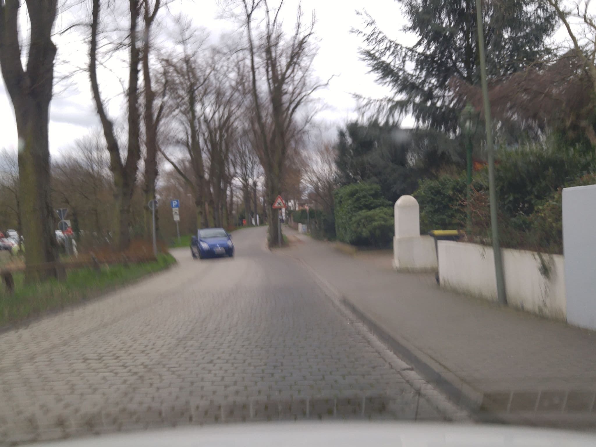 Street view near Hotel Zum Bergischen Hof, Zons — © changchun1 (CC BY-SA · Mapillary)