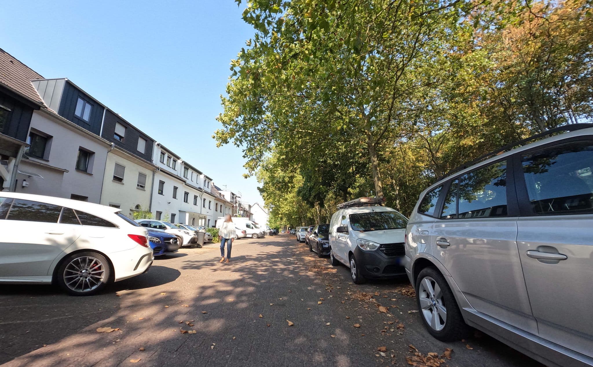 Street view near Apartments Köln Rath mit Garten und Pool, Ostheim — © countzero5 (CC BY-SA · Mapillary)
