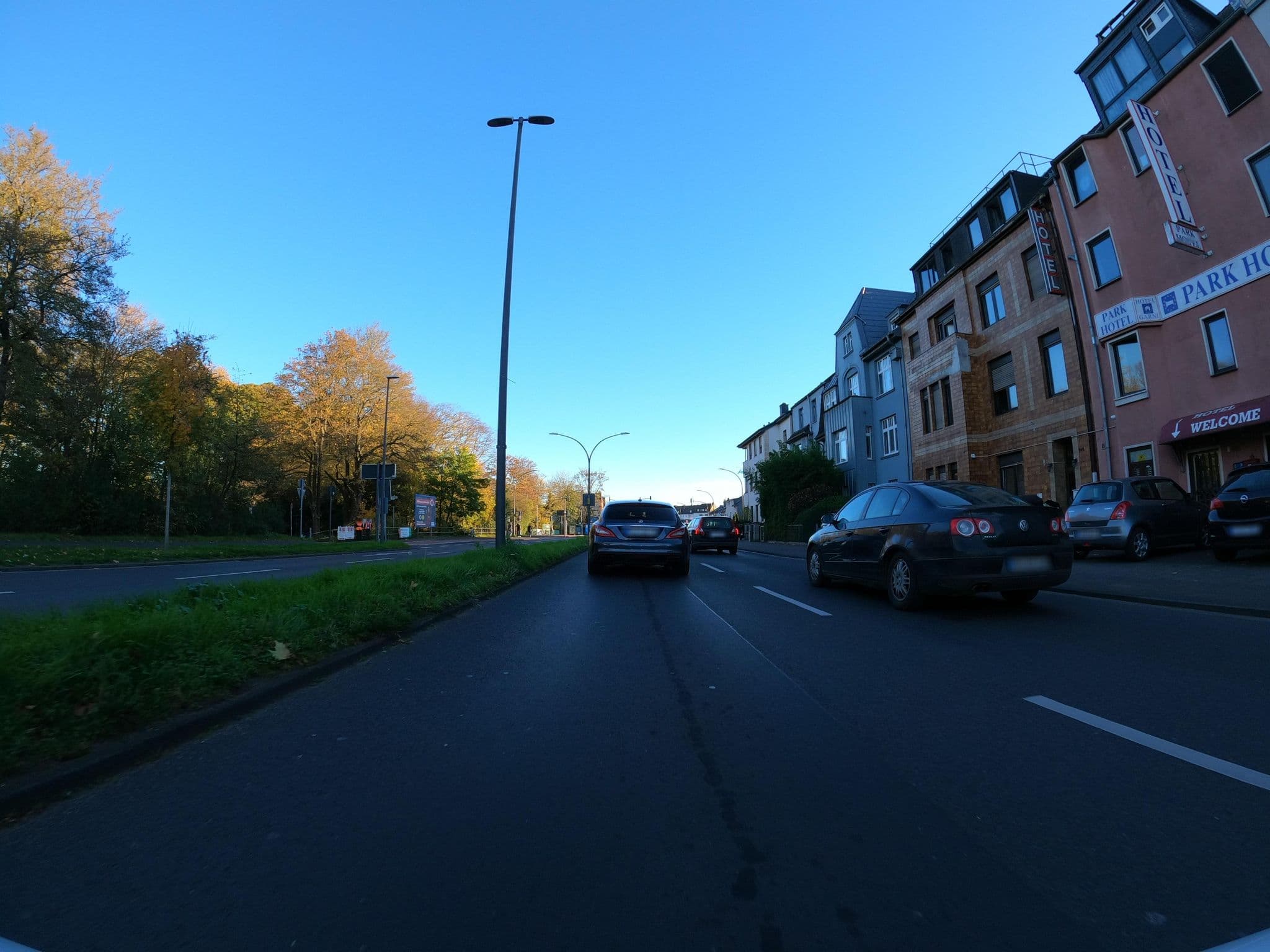 Street view near Park Hotel, Höhenberg — © phitec (CC BY-SA · Mapillary)
