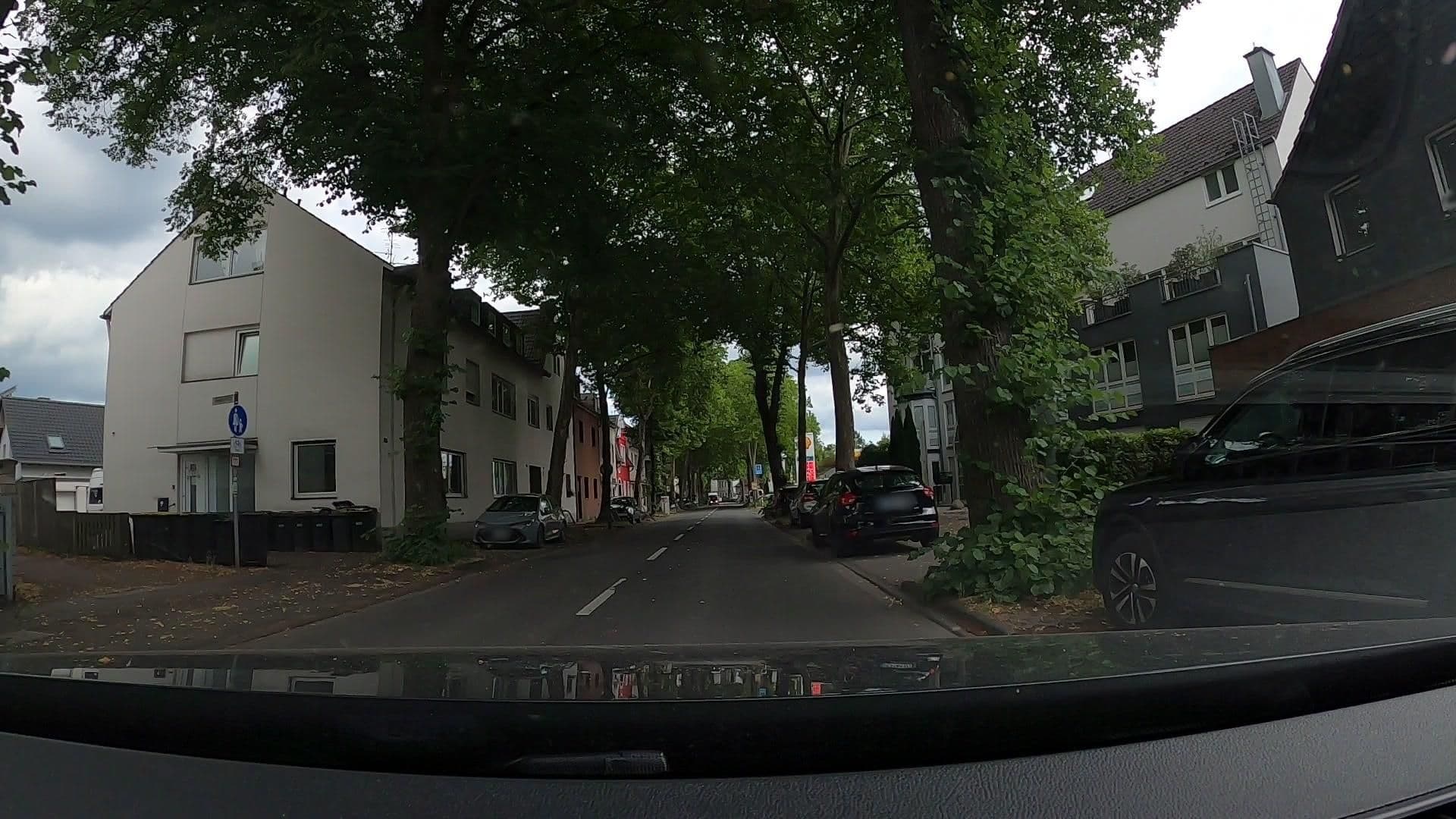 Street view near McNally's Imbiss, Rath — © uwekoch (CC BY-SA · Mapillary)
