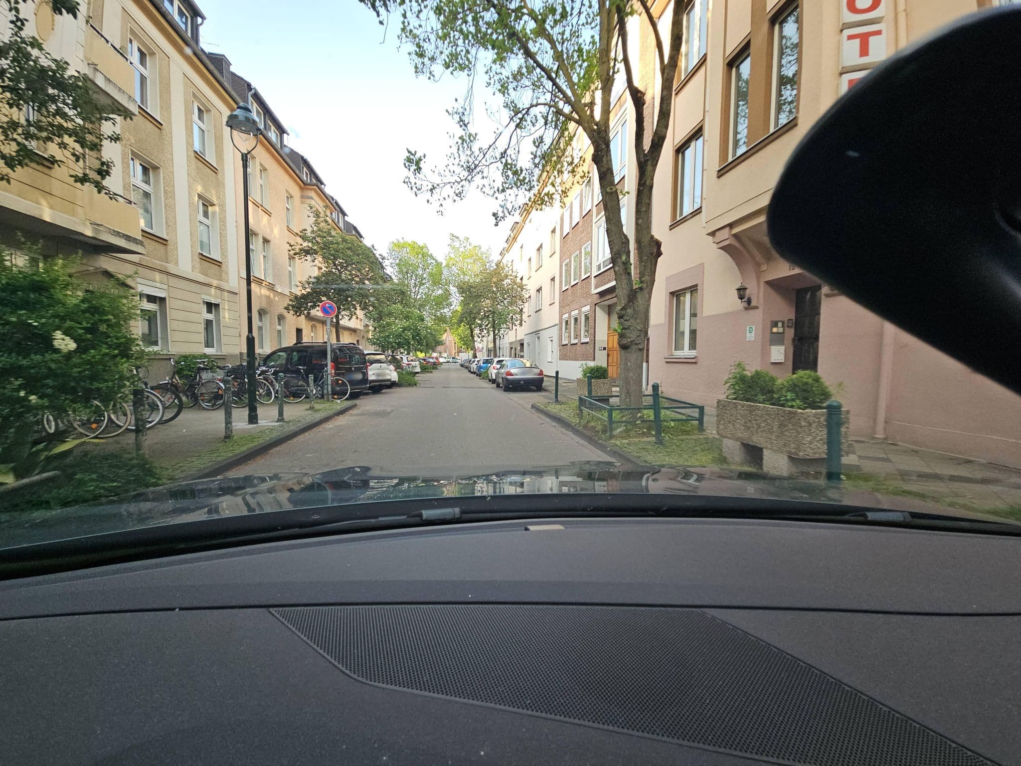 Street view near Hotel Engelbert Garni, Düsseldorf — © toho (CC BY-SA · Mapillary)