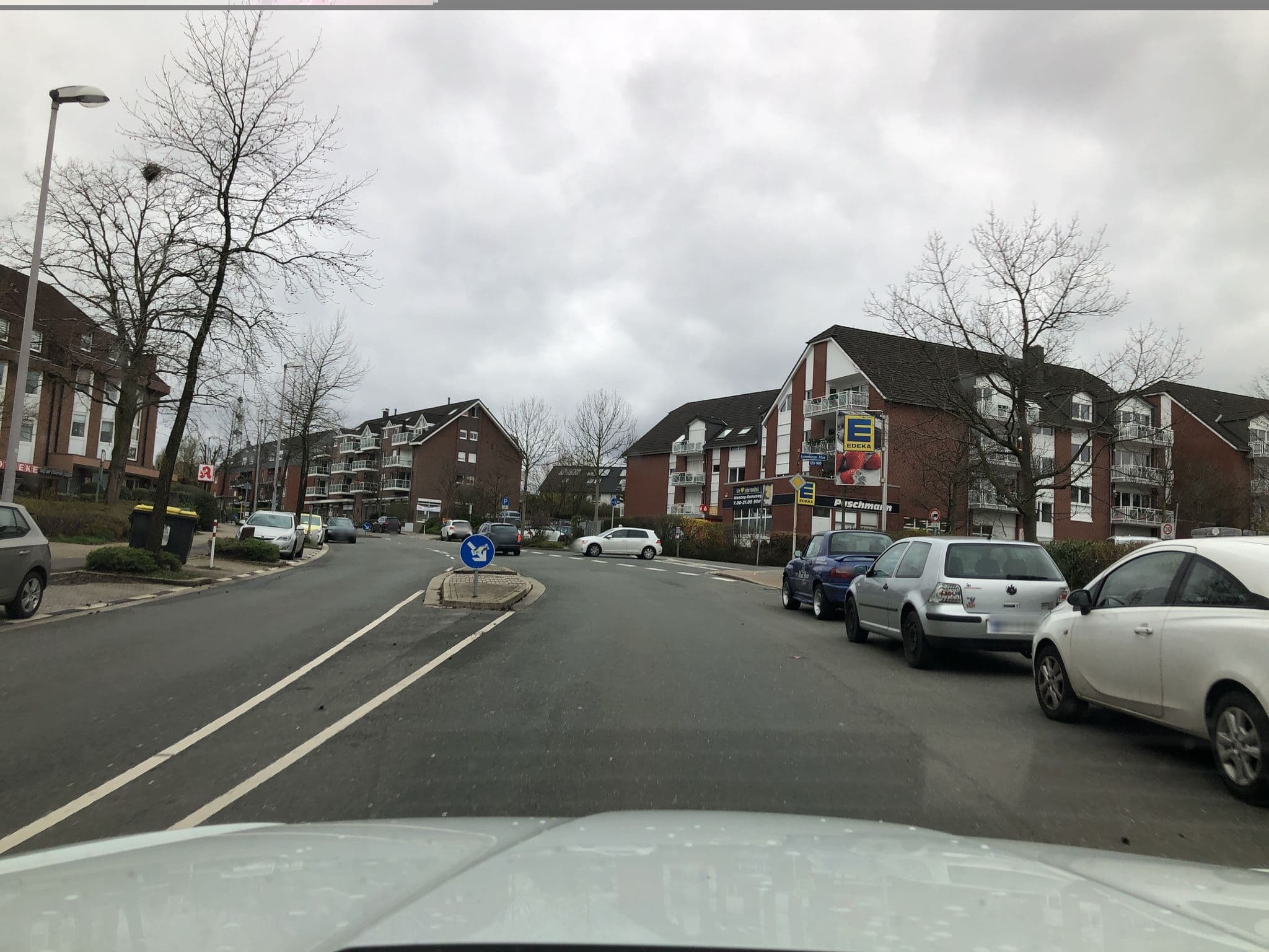 Street view near SWB Service-Wohnungs- vermietungs- & Bau GmbH, Mülheim — © bogomil76 (CC BY-SA · Mapillary)