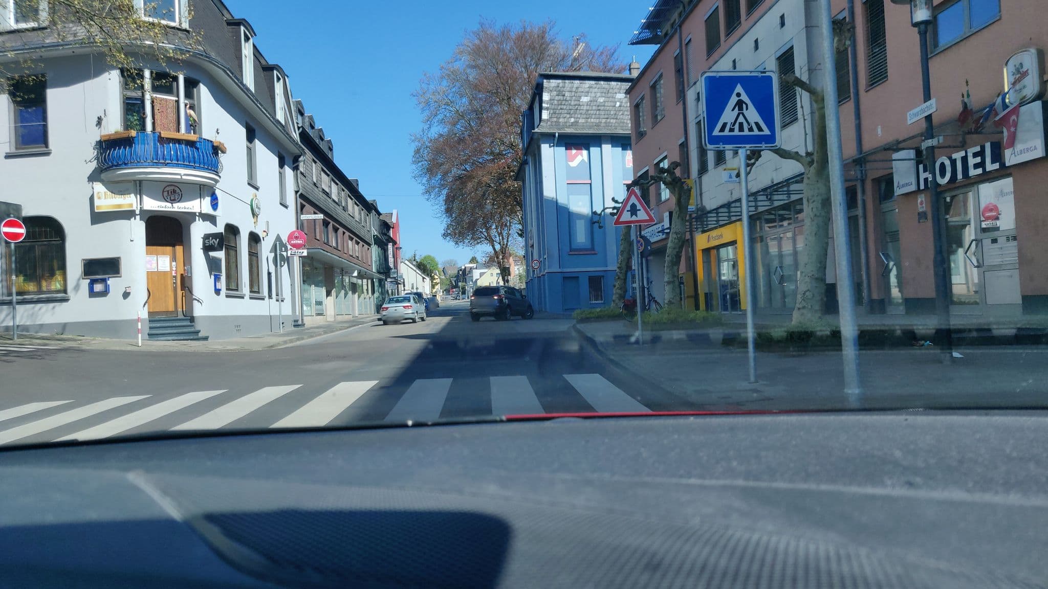 Street view near Hotel Alberga, Mettmann — © mighty_eighty (CC BY-SA · Mapillary)
