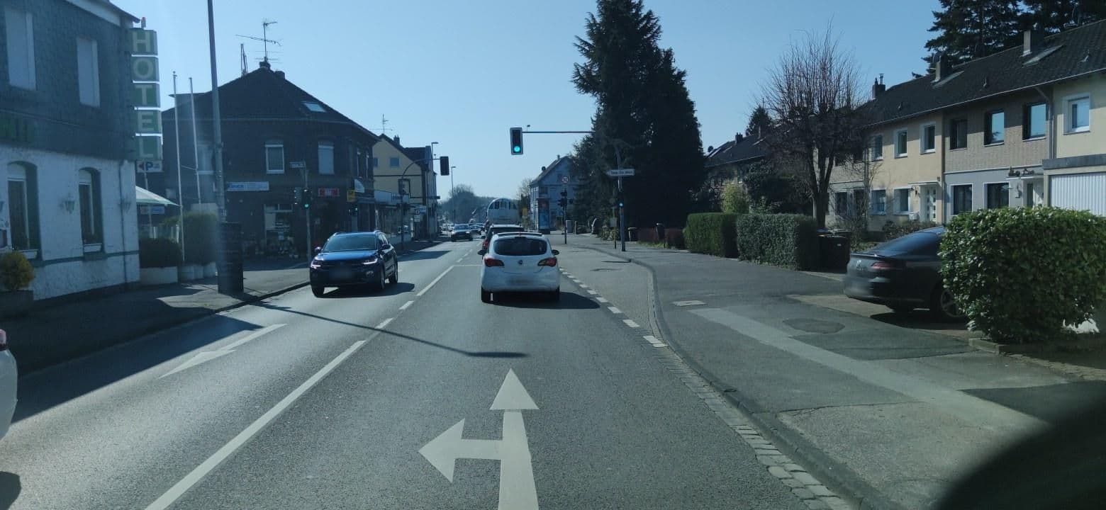 Street view near Zur Kastanie, Mülheim — © LouCipher (CC BY-SA · Mapillary)
