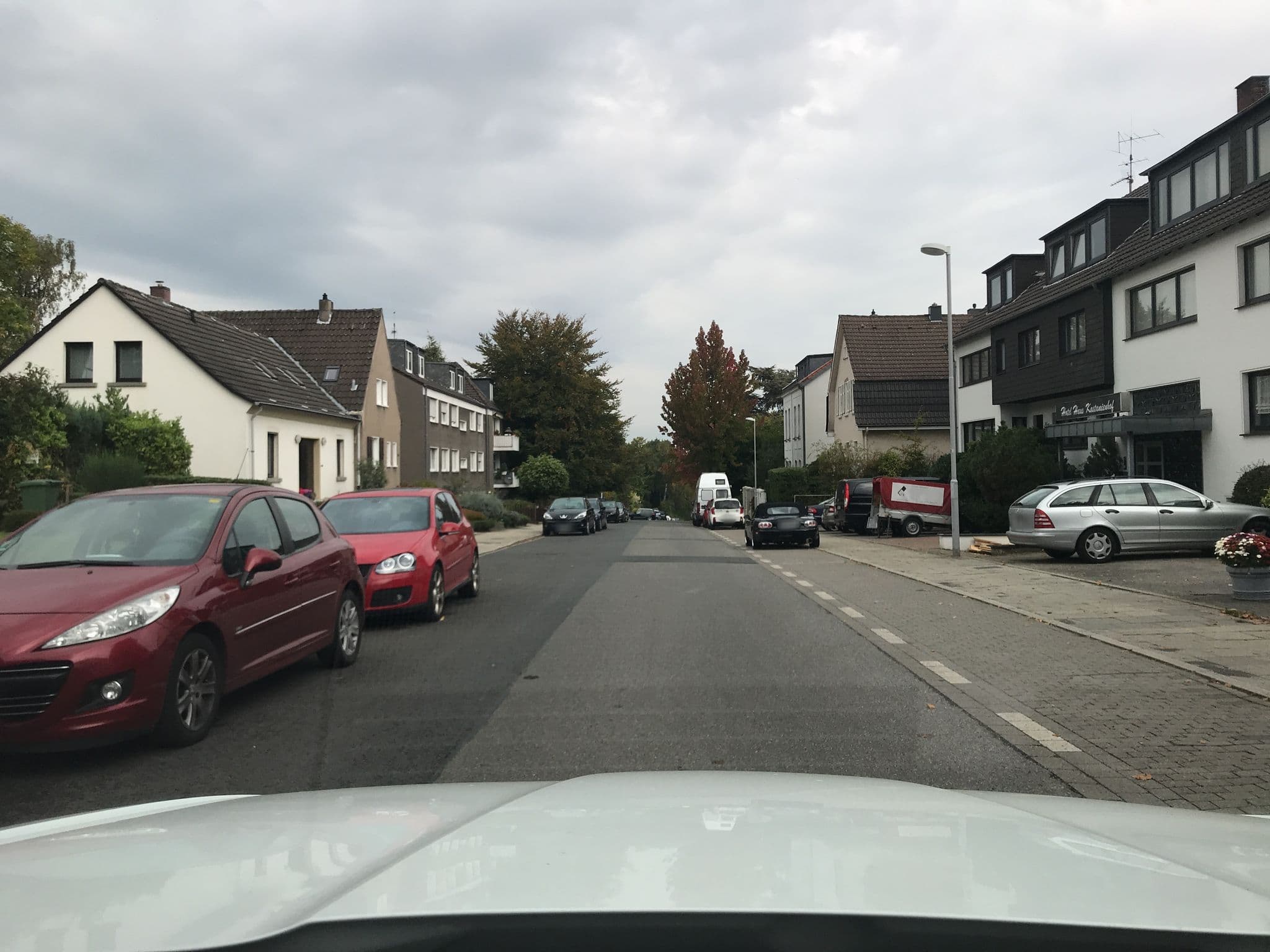 Street view near Hotel Kastanienhof Mülheim, Mülheim — © bogomil76 (CC BY-SA · Mapillary)