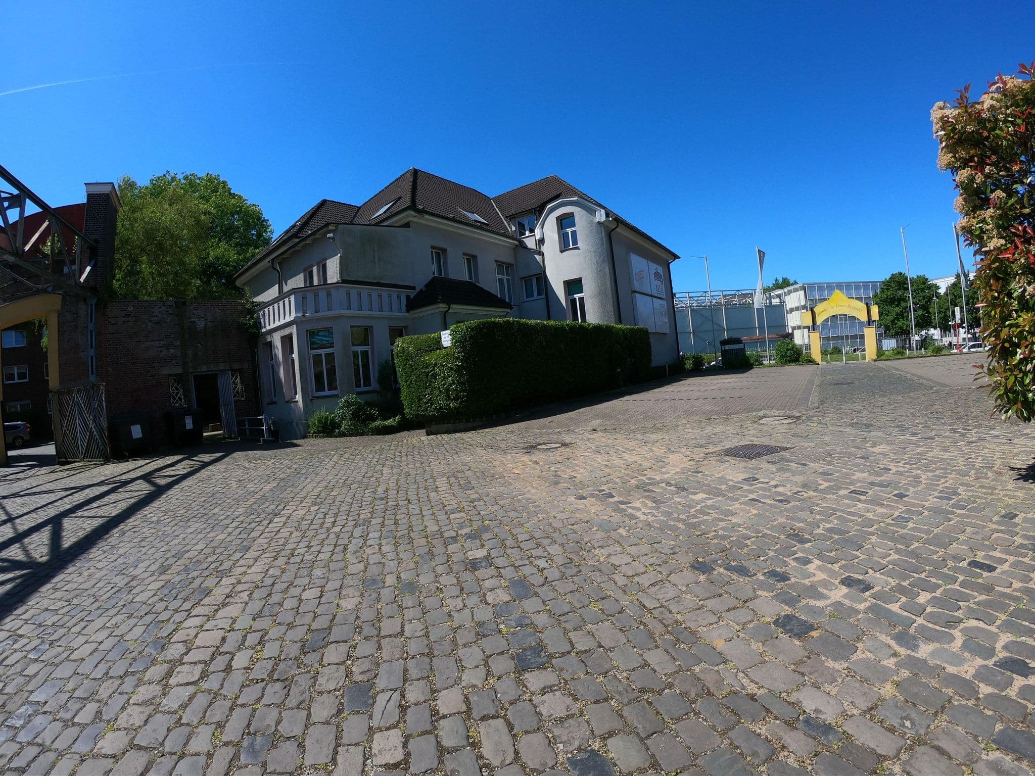 Street view near Bottroper Brauhaus Hotel, Bottrop — © geogladbecker (CC BY-SA · Mapillary)
