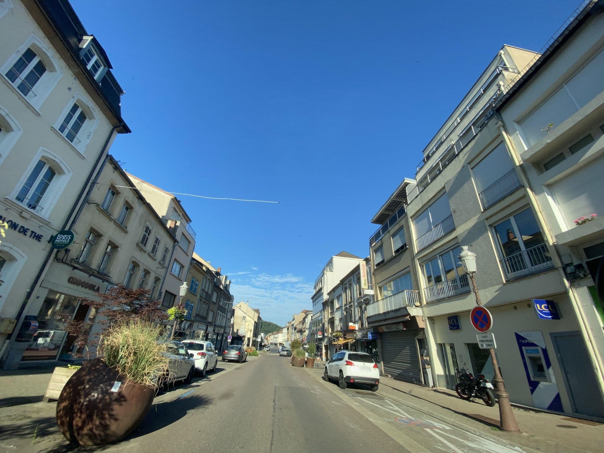 Street view near Hôtel de Paris, Saint-Avold — © petit_jaune (CC BY-SA · Mapillary)