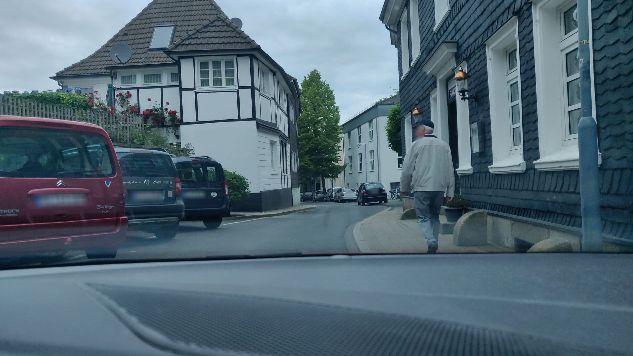 Street view near Paciello Restaurant Hotel, Velbert — © mighty_eighty (CC BY-SA · Mapillary)
