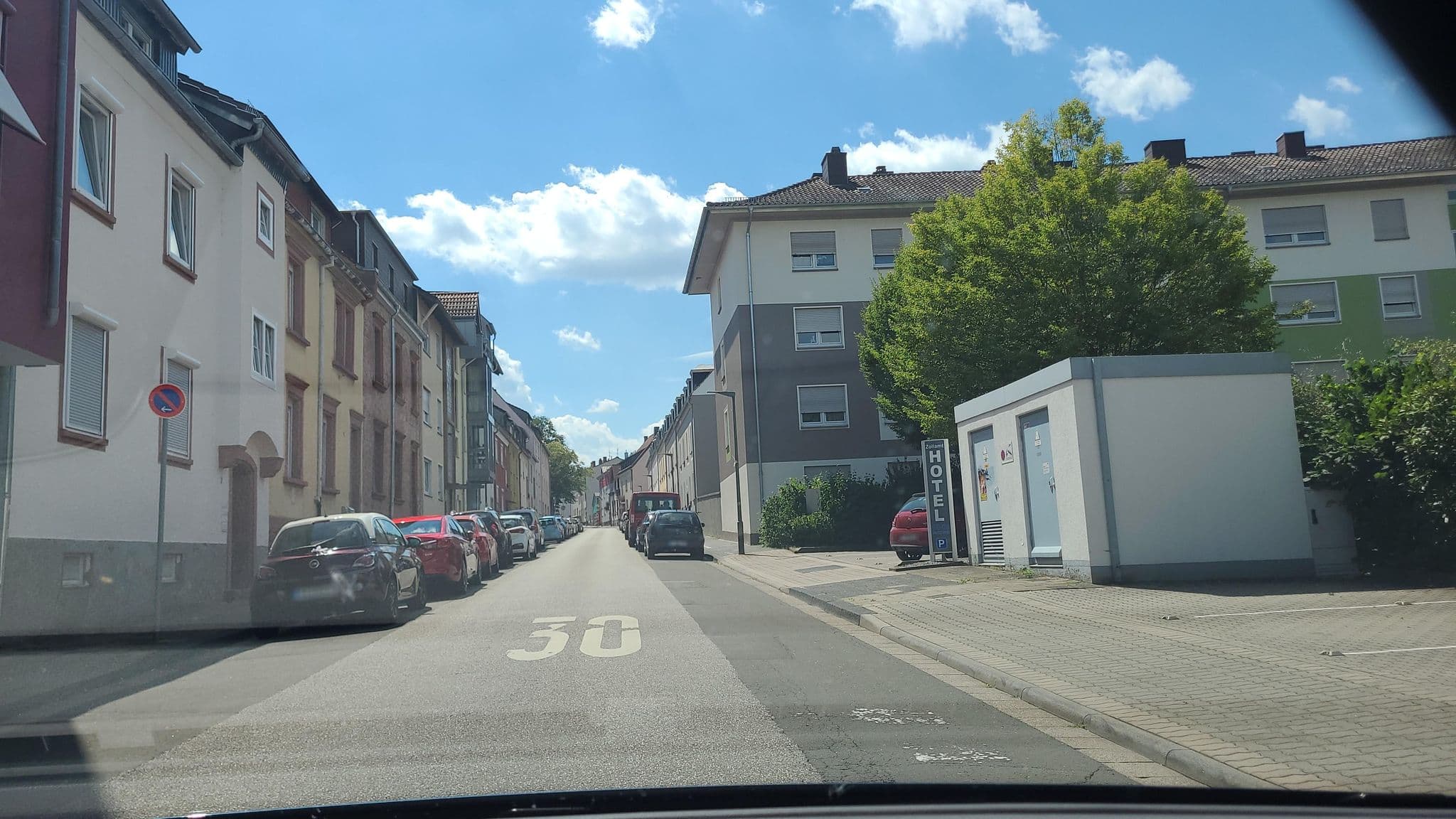 Street view near Hotel Zollamt Kaiserslautern, Kaiserslautern — © sergcatalan (CC BY-SA · Mapillary)