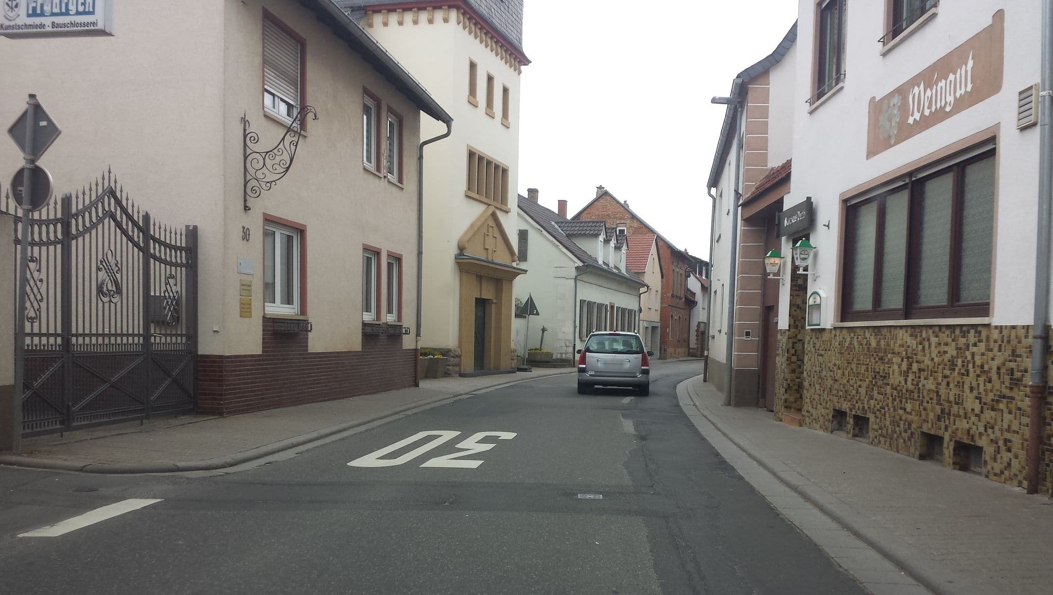 Street view near Heino Porth, Erbes-Büdesheim — © wegavision (CC BY-SA · Mapillary)