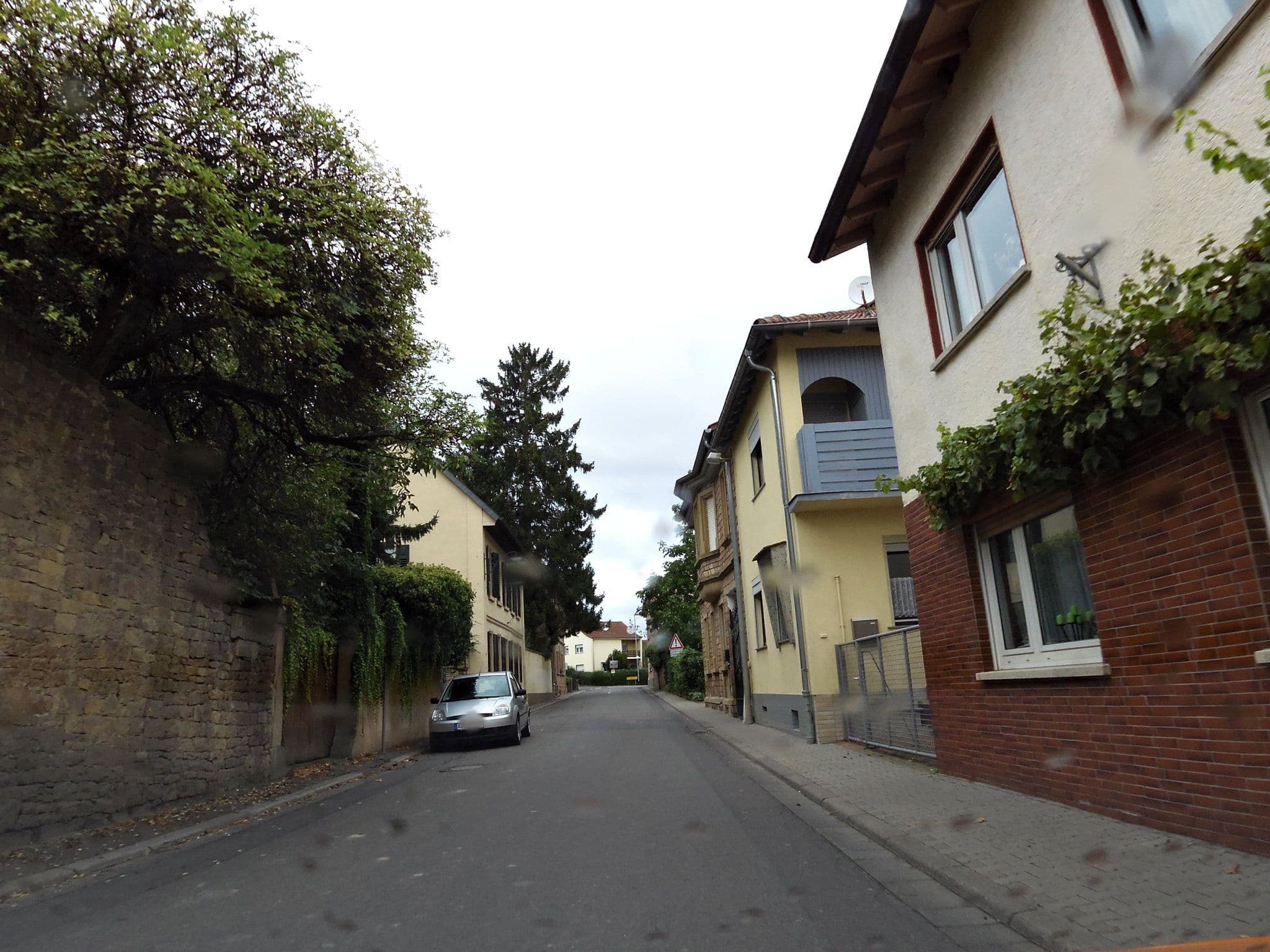 Street view near Lothar, Lore Wagner & Daniel Wagner Weingut und Gästehaus, Siefersheim — © moenk (CC BY-SA · Mapillary)