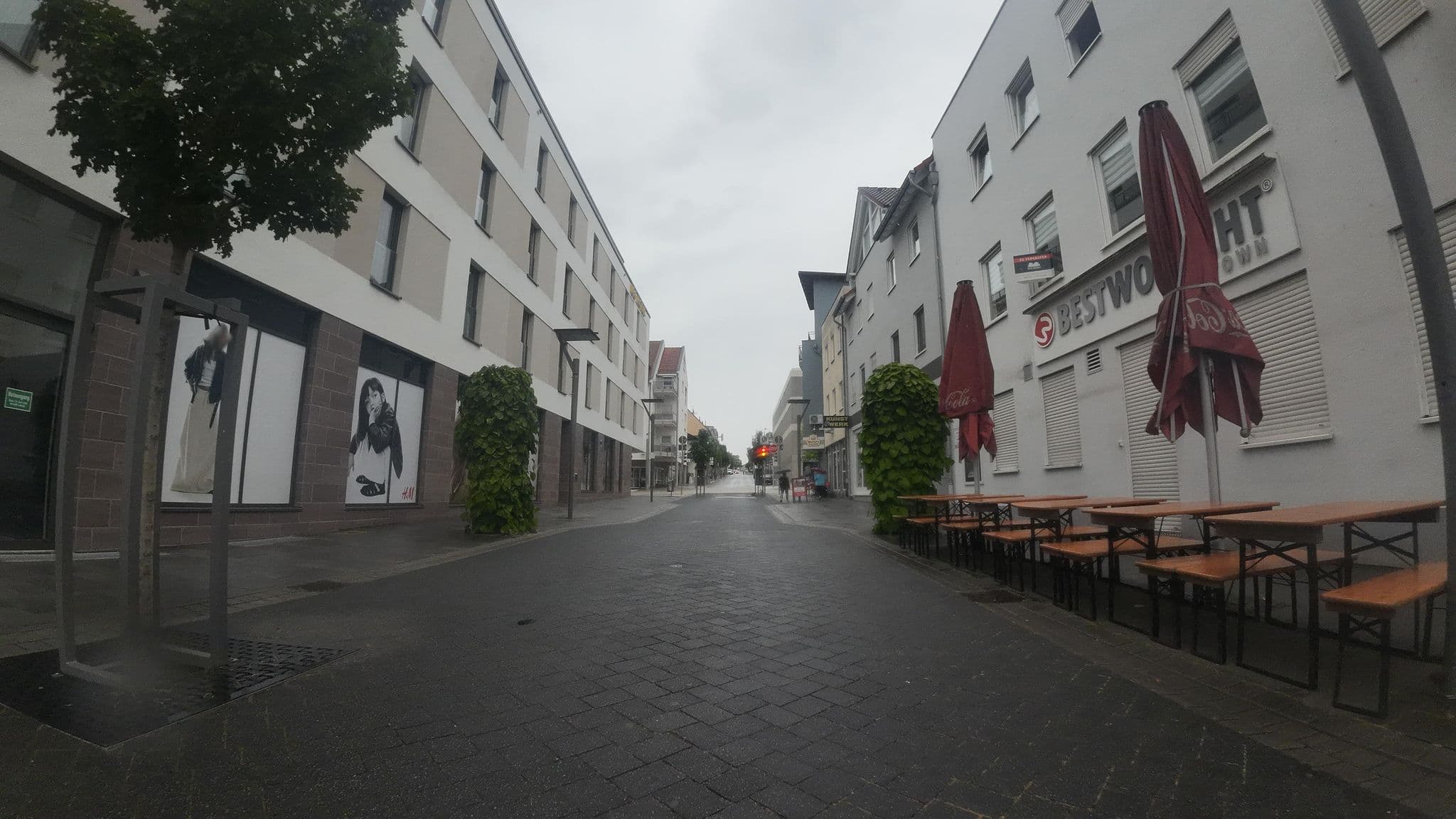 Street view near HOTEL RHEINKRONE Mareike Honigmund-Wiedemann, Ingelheim am Rhein — © teddy73 (CC BY-SA · Mapillary)