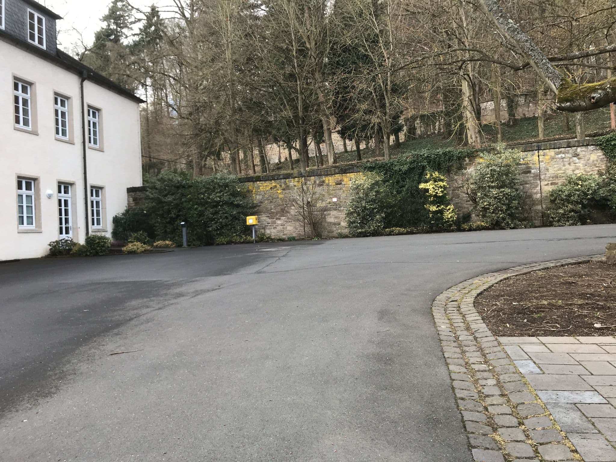 Street view near Gästehaus St. Gilbert der Benediktinerabtei Maria Laach, Bell — © miguel_andrade (CC BY-SA · Mapillary)
