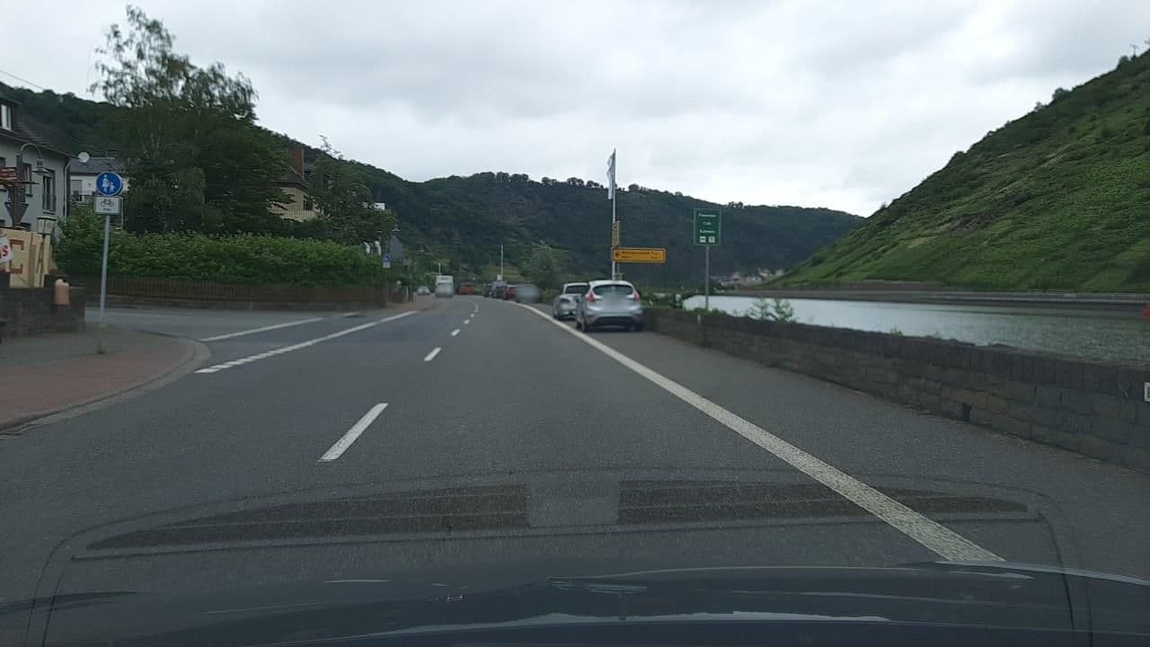 Street view near Hotel Panoramacafé Kattenes, Oberfell — © Lowiekse (CC BY-SA · Mapillary)
