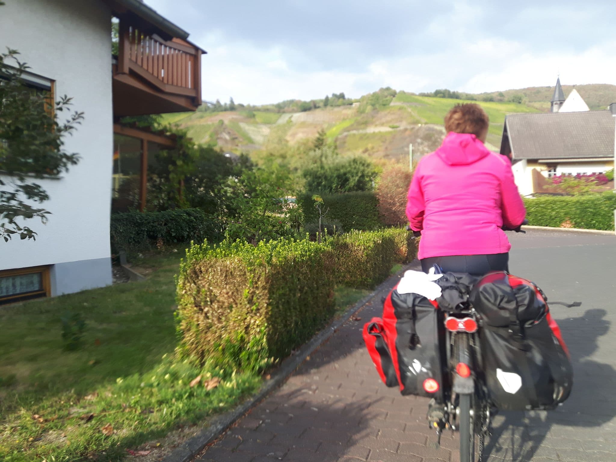 Street view near Pension Mertesacker, Leutesdorf — © changchun1 (CC BY-SA · Mapillary)