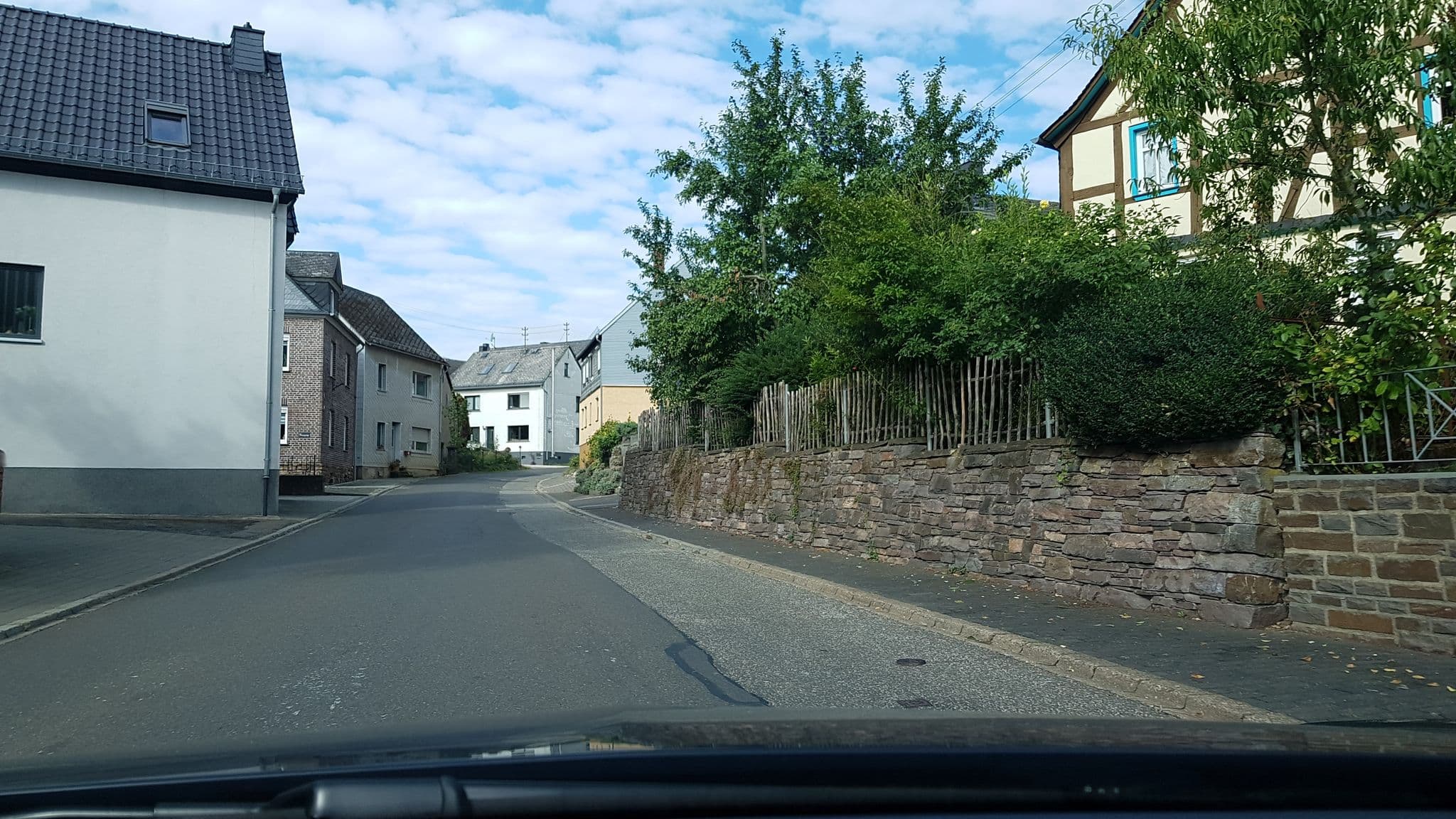 Street view near Altes Pfarrhaus Gondershausen, Gondershausen — © Lowiekse (CC BY-SA · Mapillary)