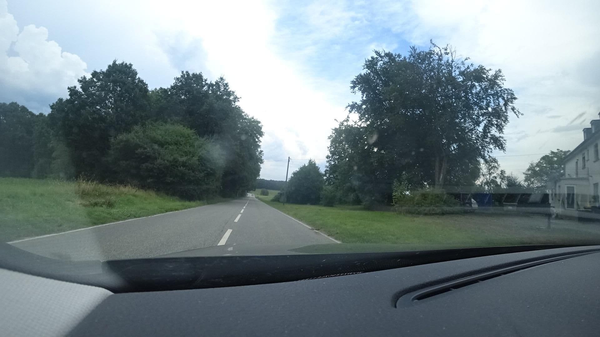 Street view near Hubertushöhe Inh. Hüsniye Packmor Hotel, Flammersfeld — © michellefritz (CC BY-SA · Mapillary)