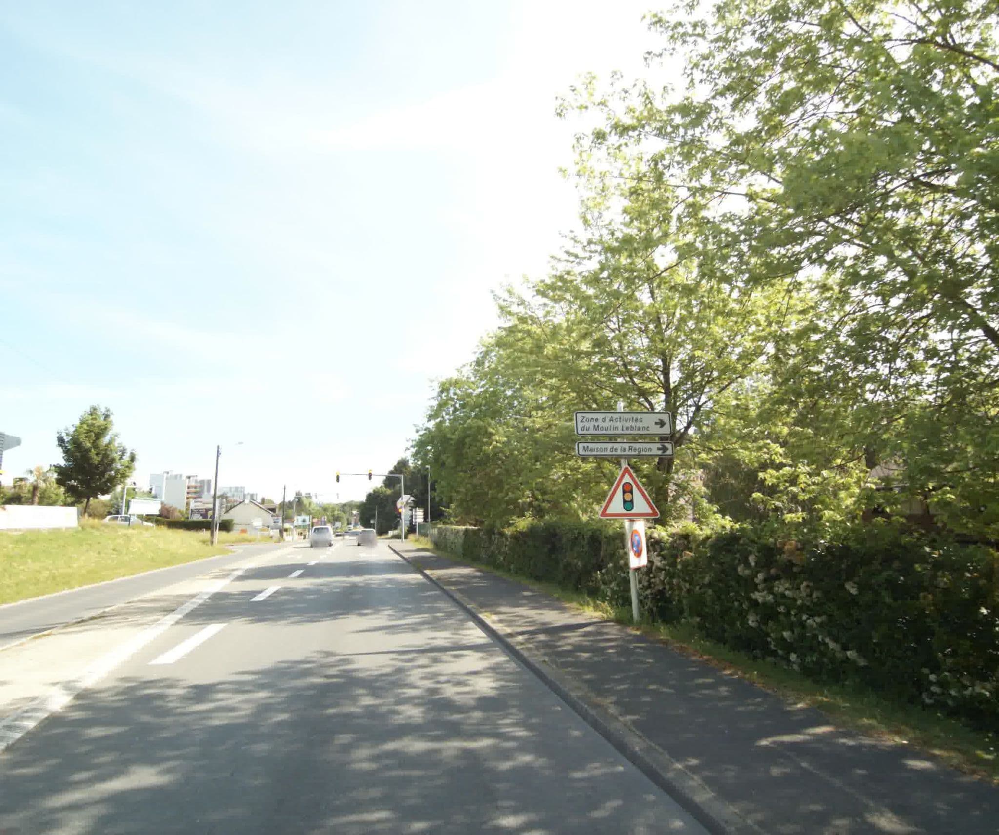 Street view near Hôtel Campanile, La Francheville — © sogefi (CC BY-SA · Mapillary)