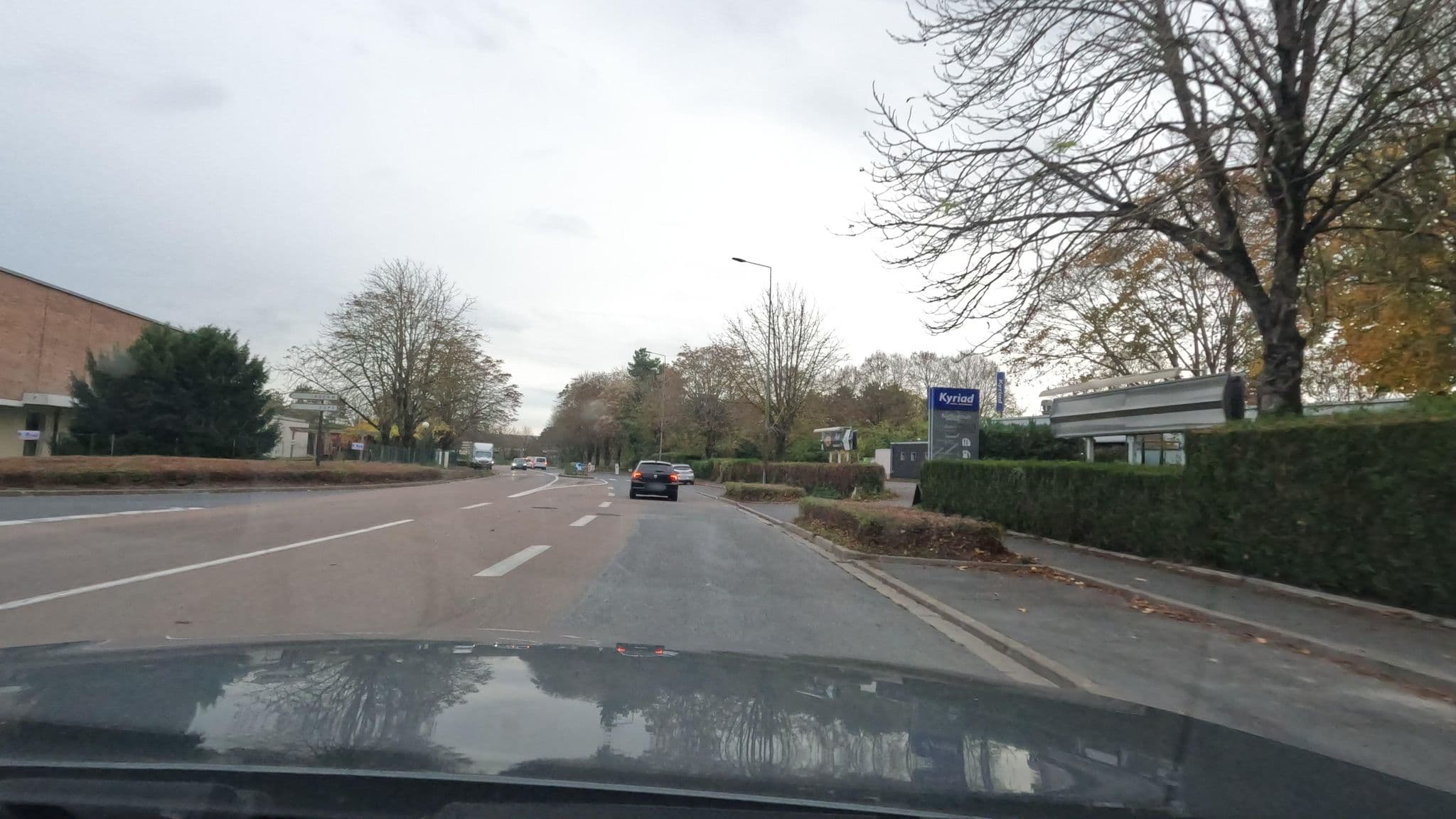 Street view near Kyriad Hotel, Cormontreuil — © vinisa (CC BY-SA · Mapillary)