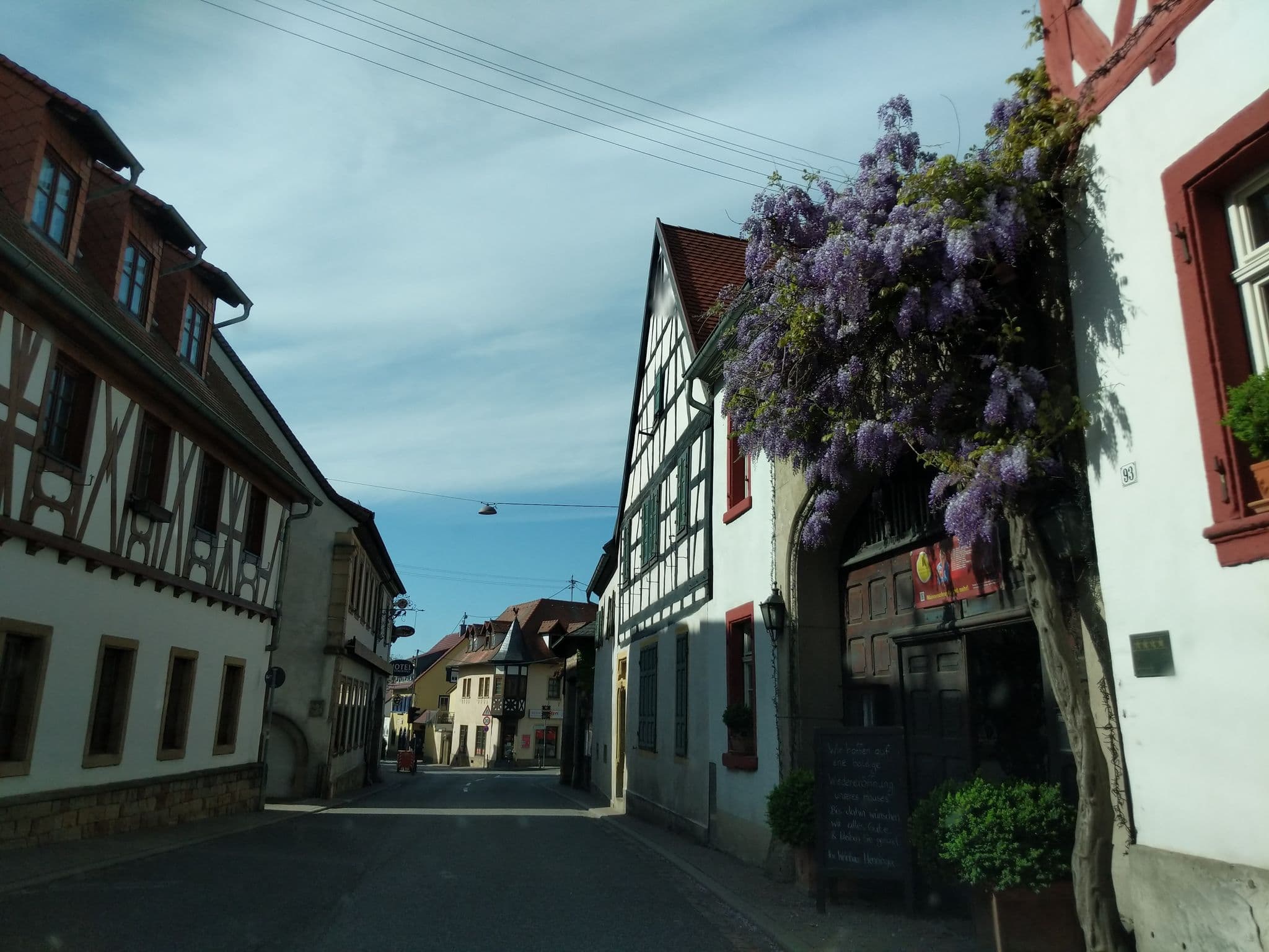 Street view near Weinhaus Henninger, Kallstadt — © atze02 (CC BY-SA · Mapillary)