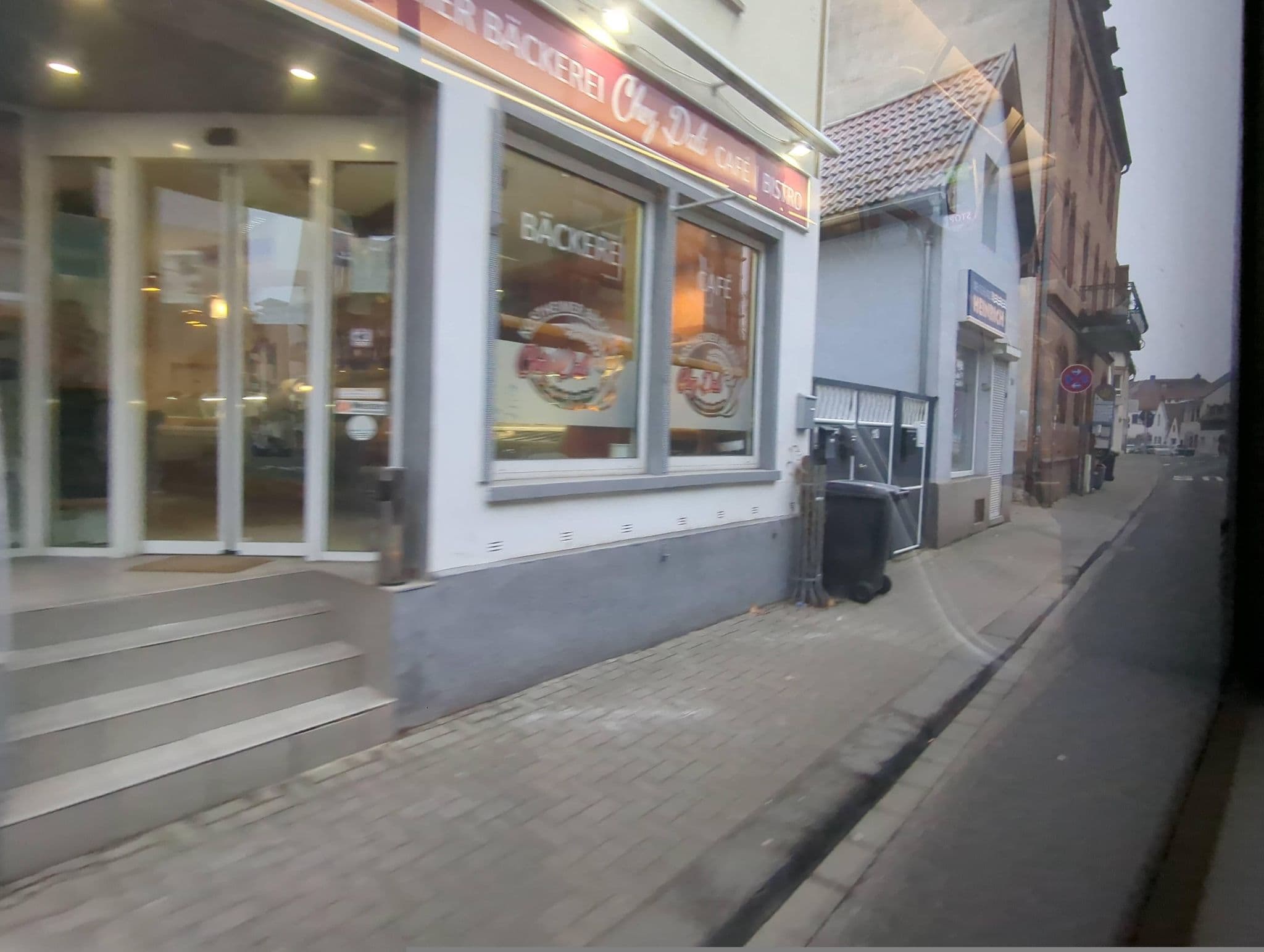 Street view near Ferienhaus Zur Mainpforte, Kastel — © miguel_andrade (CC BY-SA · Mapillary)