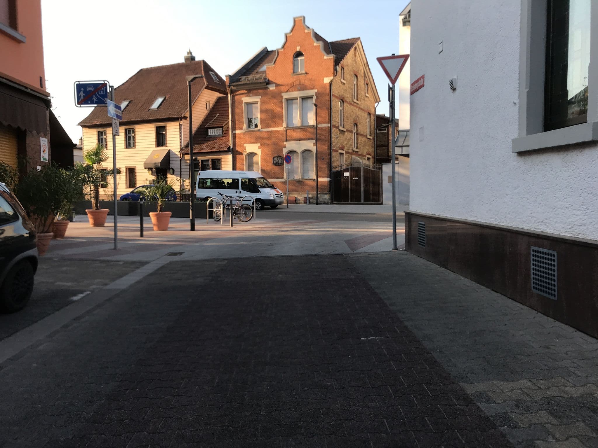 Street view near Gemütliches Ferienhaus Mainz, Biebrich — © miguel_andrade (CC BY-SA · Mapillary)
